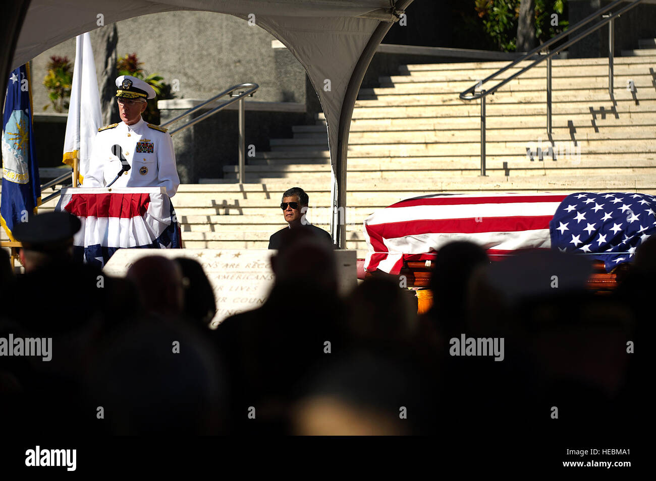 Ein Gedenkgottesdienst auf dem National Memorial Cemetery of the Pacific ehrt den Veteranen des Zweiten Weltkriegs und den Empfänger der Ehrenmedaille des 442. Regimentskampfteams. Stockfoto