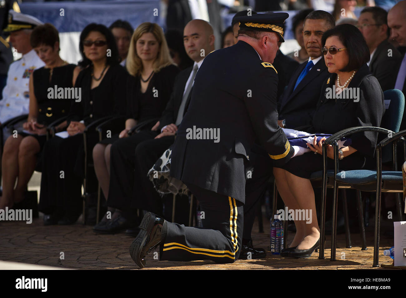 Ein Gedenkgottesdienst auf dem National Memorial Cemetery of the Pacific ehrt Senator Daniel K. Inouye, einen Veteranen der US-Armee aus dem Zweiten Weltkrieg des 442. Regimentskampfteams und Empfänger der Ehrenmedaille, um an seinen Militärdienst und das Erbe des Kongresses zu erinnern. Stockfoto