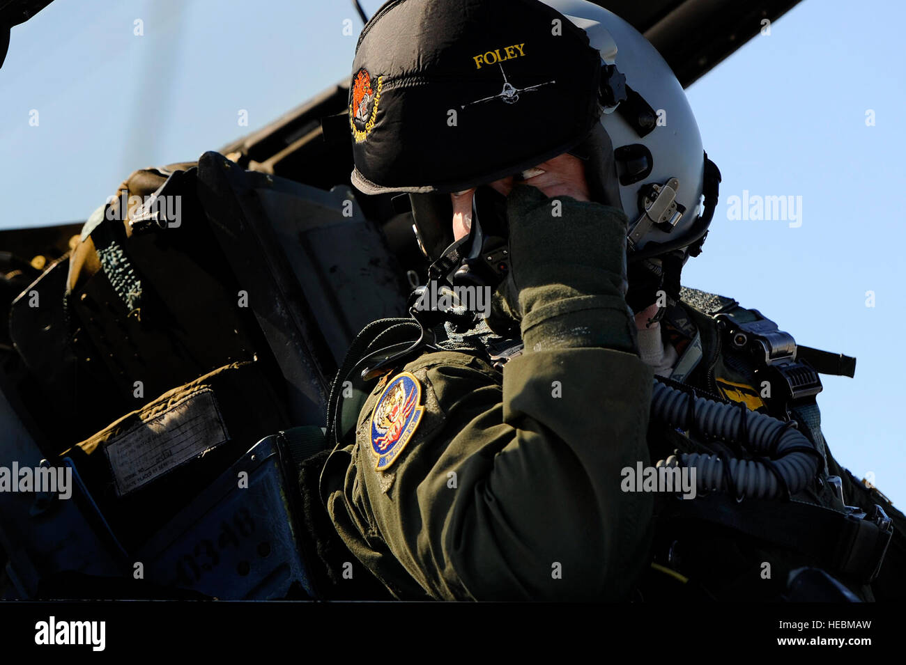 79. Jagdstaffel "Tiger" Pilot nach hinten von seiner f-16 Fighting Falcon aus dem Cockpit eines Flugzeugs aussieht, bei der Kommunikation mit seinem Crewchief vor dem Start bei Tag eine rote Flagge 13-3, 25. Februar 2013. Der "Tiger" startete insgesamt 16 Mal bei Tag und Nacht Zeit Missionen zum Auftakt der Übung. Das Gerät verfügt über ca. 15 f-16 Fighting Falcons auf dem Boden auf Nellis AFB und 35 Piloten während der drei Wochen lang Übung fliegen soll. (US Air Force Foto von Staff Sgt. Kenny Holston/freigegeben) Stockfoto