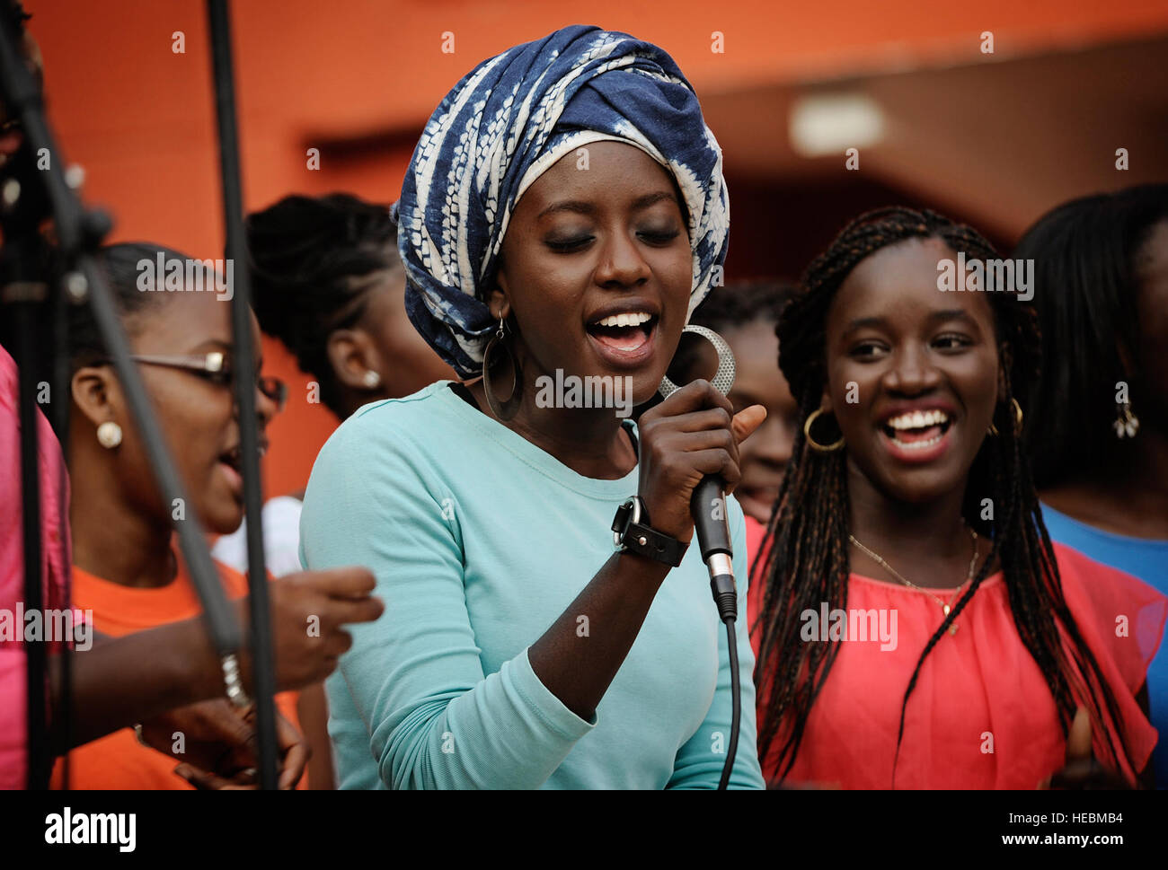 Ein Sänger von einem örtlichen Universitätschor singt für ein Publikum in Dakar, Senegal, 13. Juni 2014, während eines Konzerts mit der US Air Force in Europa und Afrika Air Force Band. USAFE-AFAFRICA Flieger sind im Senegal für afrikanische Partnerschaft Flug, ein Programm zur Verbesserung der Kommunikation und Interoperabilität zwischen regionalen Partnern in Afrika. Die Band spielt mehrere Locations in der Umgebung, Kindern und Musikern durch die universelle Sprache der Musik zu begeistern. (Foto der US Air Force / Staff Sgt Ryan Crane) Stockfoto