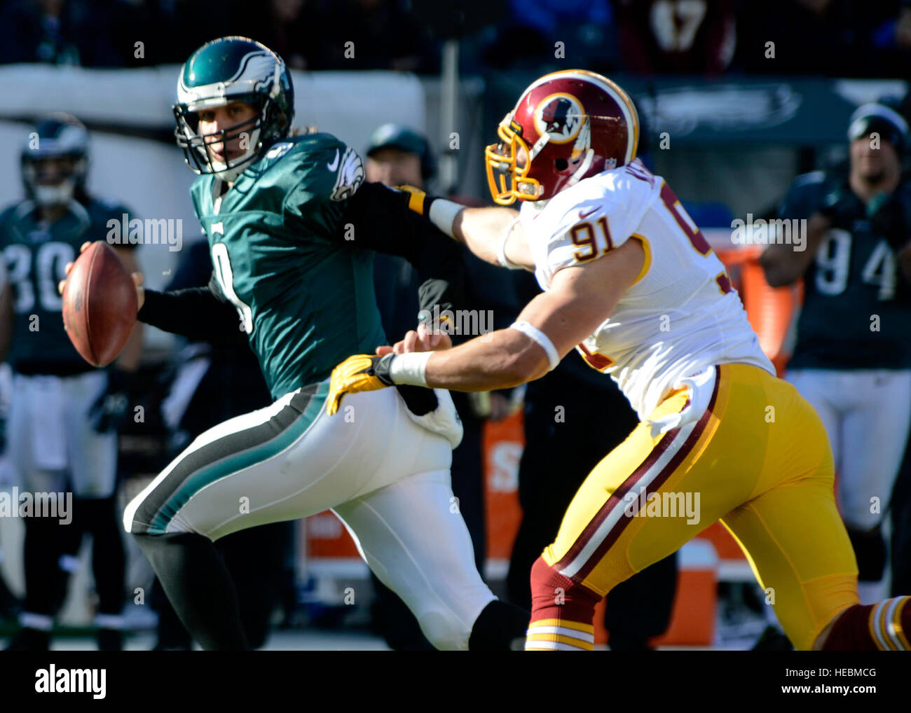 Washington Redskins außerhalb Linebacker Ryan Kerrigan versucht, Philadelphia Eagles entlassen quarterback Nick Foles während eines NFL-Spiels am Lincoln Financial Field in Philadelphia, am 23. Dezember 2012. Die Redskins besiegte die Eagles 27 bis 20 zu alleinigen Besitz der ersten Platz in der NFC East übernehmen. (Foto: U.S. Air Force Tech Sgt. Chuck Walker) Stockfoto