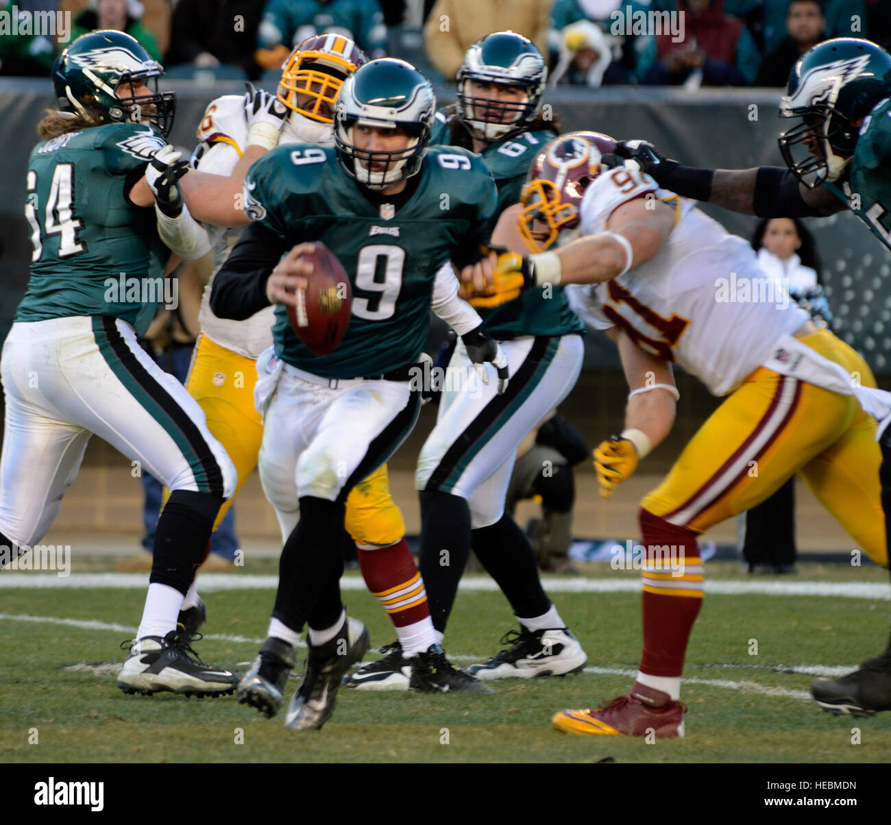 Philadelphia Eagles-Quarterback Nick Foles versucht zu entkommen als Washington Redskins außerhalb Linebacker Ryan Kerrigan meschotschek während ein NFL versucht Spiel am Lincoln Financial Field in Philadelphia, am 23. Dezember 2012. Die Redskins besiegte die Eagles 27 bis 20 zu alleinigen Besitz der ersten Platz in der NFC East übernehmen. (Foto: U.S. Air Force Tech Sgt. Chuck Walker) Stockfoto