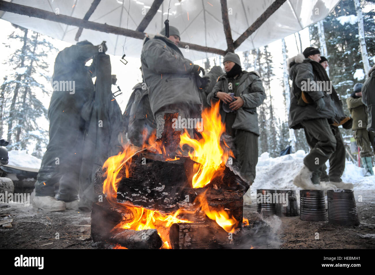 US-Militärangehörige beginnen ihre erste arktische Überlebenstraining, auch bekannt als Cool School, nach dem morgendlichen briefing 20. Februar 2013, Eielson Air Force Base, Alaska.  Das Training unter der Leitung von det 1, 66. Training Squadron-Mitglieder, Studenten auf die harte Spitze der Alaska Winter in einem kontrollierten lernen Evironment aussetzt.  (US Air Force Photo/Flieger 1. Klasse Peter Reft) Stockfoto