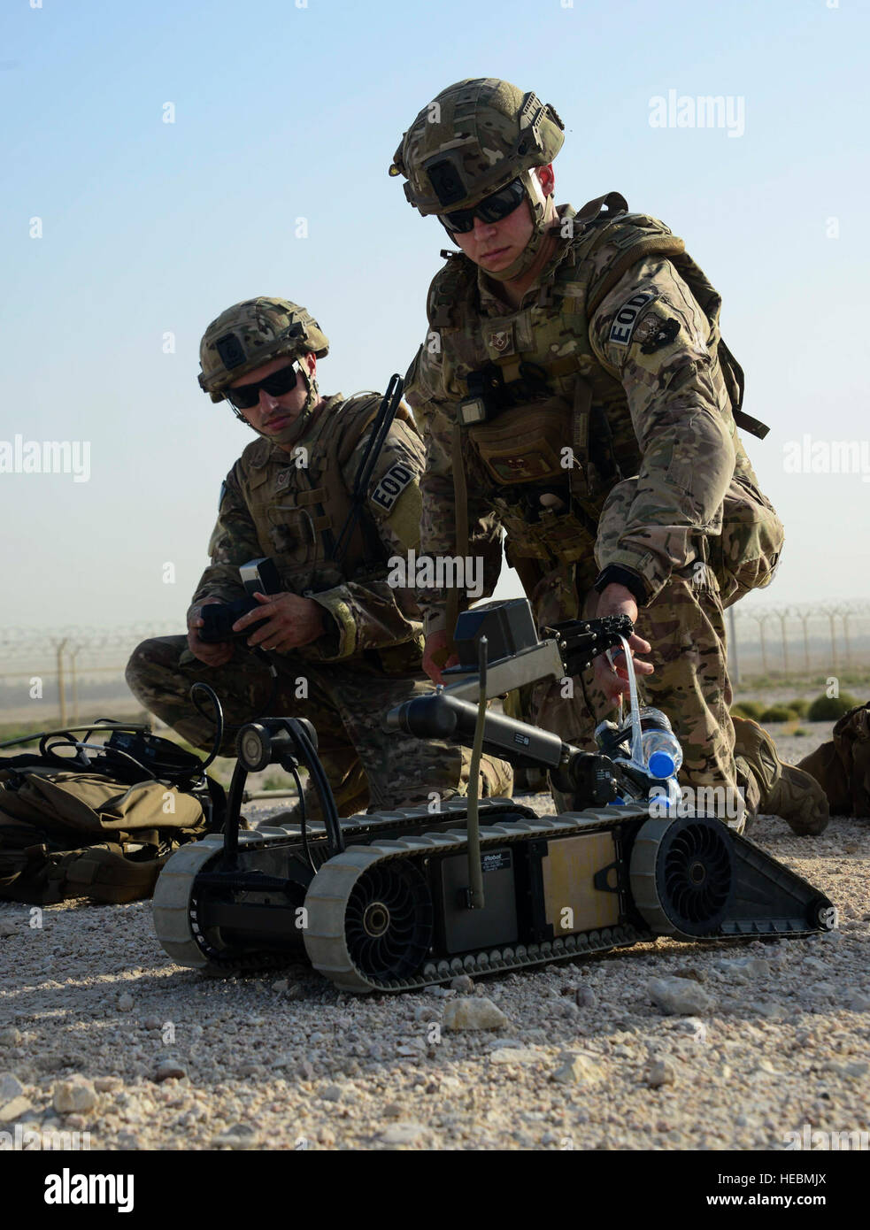 Bereiten Sie Tech SGT David Dickey und Staff Sgt Darrel Linkus, beide 379th Expeditionary Bauingenieur-Geschwader explosive Ordnance Entsorgung Handwerker vor, den Pacbot 310-Roboter auf den Speicherort der eine improvisierte explosive Vorrichtung während einer Übung 19. Mai 2016, auf der Al Udeid Air Base, Katar zu senden. EOD-Flieger werden ausgebildet, um zu erkennen, zu entwaffnen, detonieren und Entsorgung von explosiven Bedrohungen auf der ganzen Welt. (U.S. Air Force Photo/Senior Airman Janelle Patiño/veröffentlicht) Stockfoto