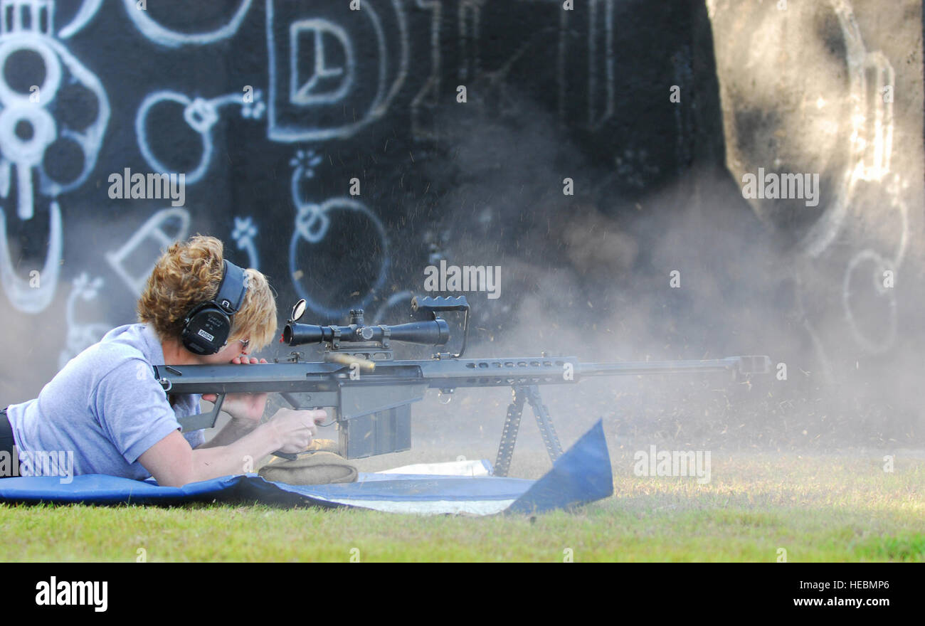 US Air Force Master Sgt. Tanya Breed, USAF Special Operations School, feuert eine Barrett-.50-Kaliber-Gewehr auf ein Ziel Fronteinsatz während einer Waffen Capabilites Demonstration 9. Januar 2008, 300 Meter auf der Dynamik des internationalen Terrorismus-Range in Hurlburt Field, Florida. Sergeant Rasse zeigt die Menge Capabilites von Scharfschützen auf verschiedene Ziele. Die Demonstration zeigt Studenten aus der Dynamik des internationalen Terrorismus-Kurs die Möglichkeiten von Waffen hauptsächlich von Terrorgruppen. Schüler aus allen Bereichen des US-Militärs nehmen in den Kurs. (US Air Force Photo by Stockfoto