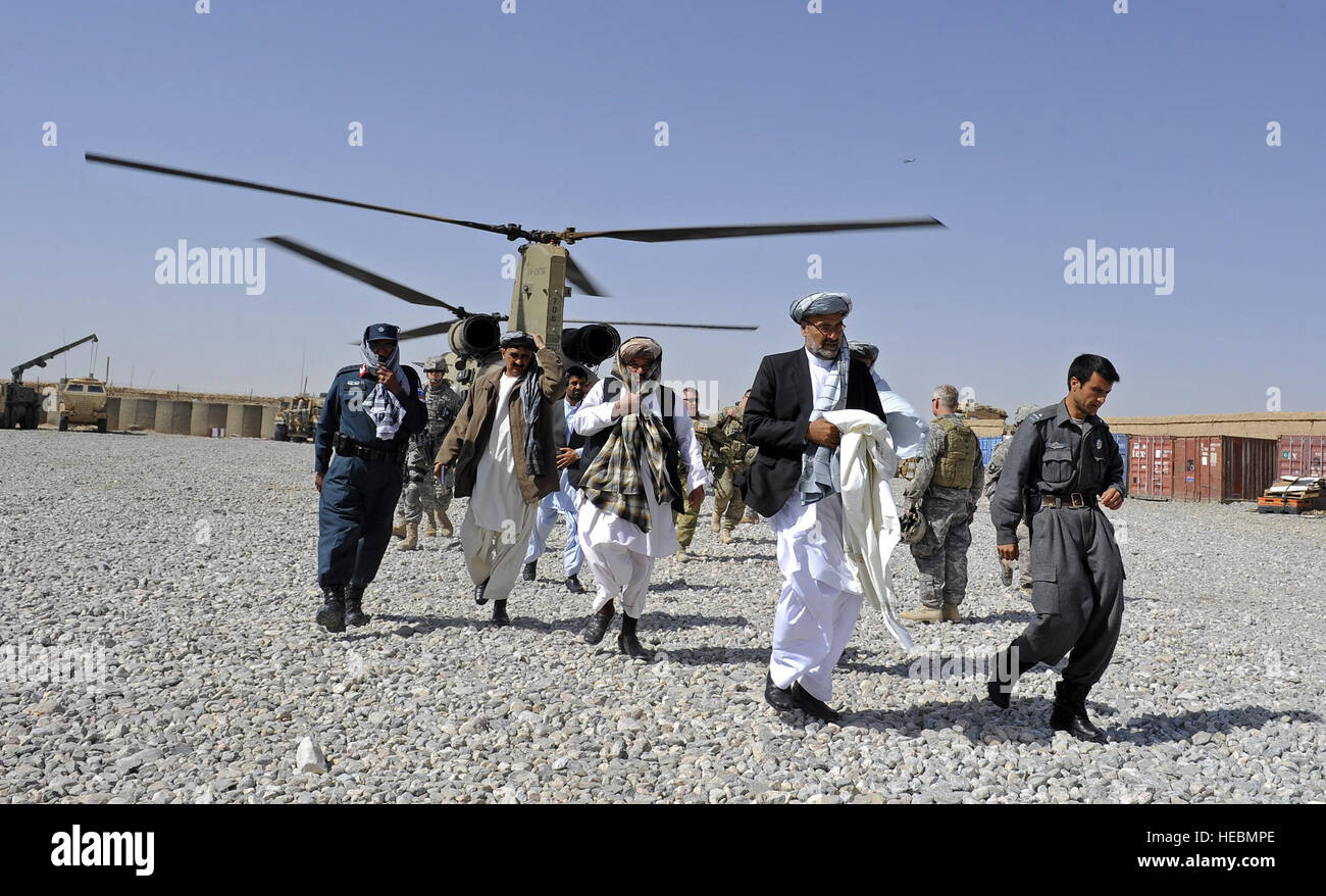 Zabul Landesregierung Beamten beenden ein CH-47 Chinook in Shah Freude Bezirk um afghanischen lokalen Polizei Validierung bei Shah Freude Bezirk Mitte, 28. März eingeladen. Stockfoto