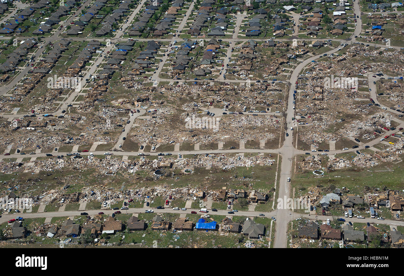 Hier Gezeigten 22 Mai 2013 Ist Eine Luftaufnahme Von Hausern Zerstort Von Einem Tornado In Moore Okla Die Oklahoma Nationalgarde Half Mit Disaster Response Bemuhungen Nachdem Ein Ef5 Tornado Mit Windgeschwindigkeiten Von