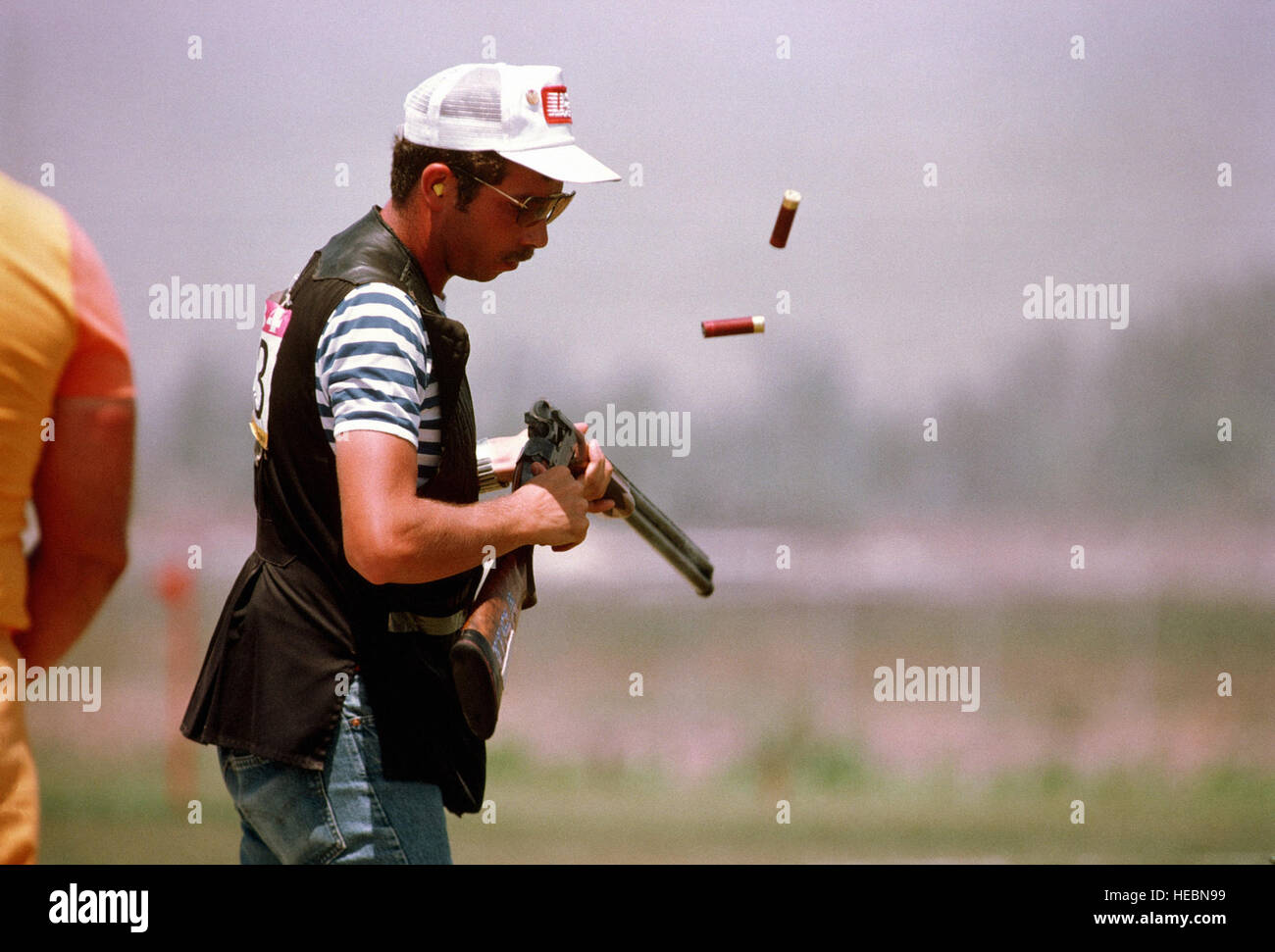 Armee-Sergeant Matthew Dryke konkurriert in der Tontaubenschießen Event bei den Olympischen Spielen 1984. Stockfoto