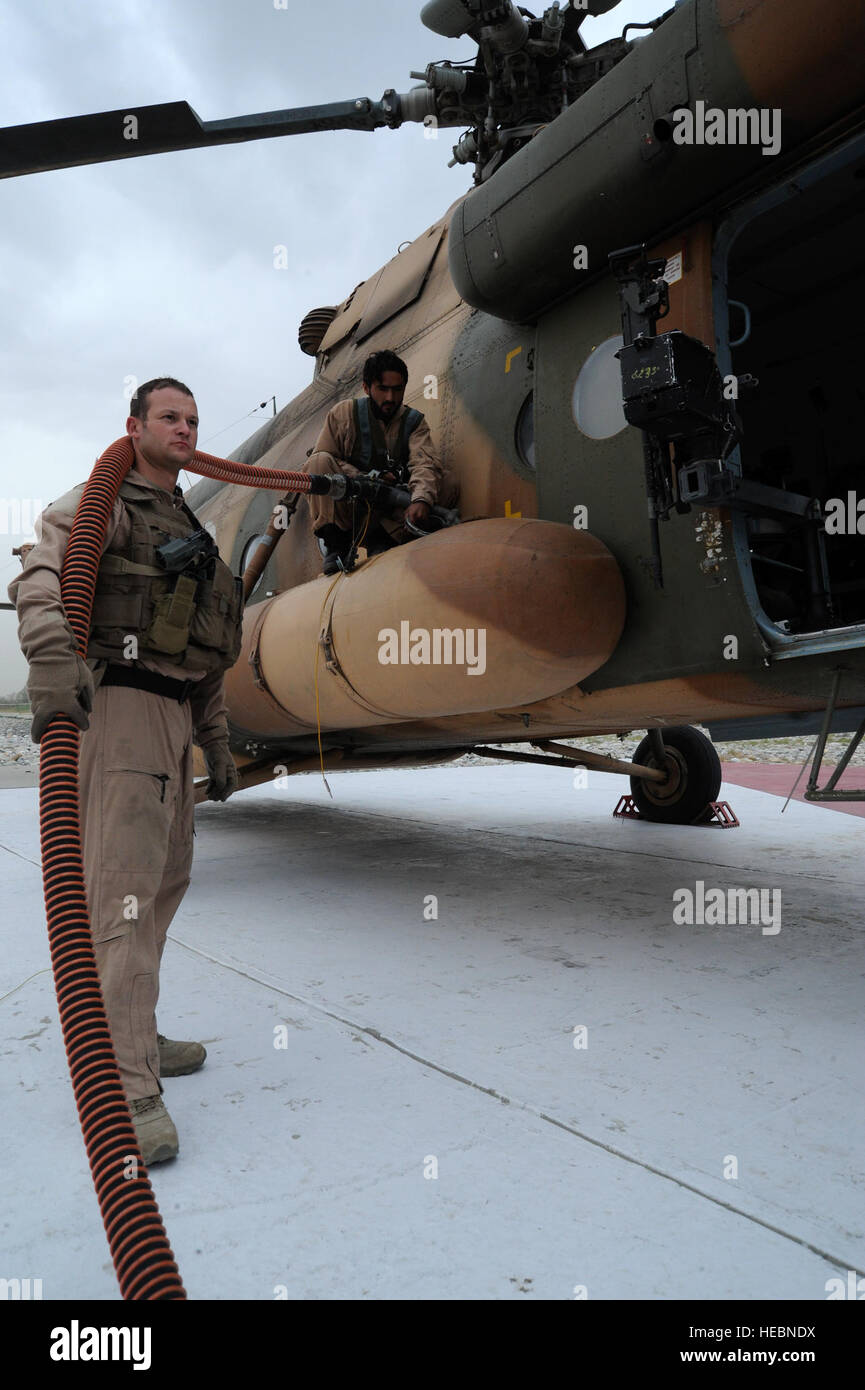 US Air Force Master Sgt. Jordan Friedman, Flugingenieur, mit der 438th Air Expeditionary Advisory Squadron, hält Kraftstoffschlauch afghanischen Luftwaffe Flieger Abdul Gahar, eine Crew-Chief einen AAF Mi-17 Hubschrauber bei Forward Operating Base Fenty, Jalalabad, Afghanistan, 10. Oktober 2011 tankt. Friedman und Gahar hatte nur eine Bekämpfung Nachschub-Mission nach Barge Matal im nördlichen Kunar Tal geflogen und Lieferungen an afghanische Armee Truppen geliefert. (Foto: U.S. Air Force Staff Sgt Matthew Smith) Stockfoto