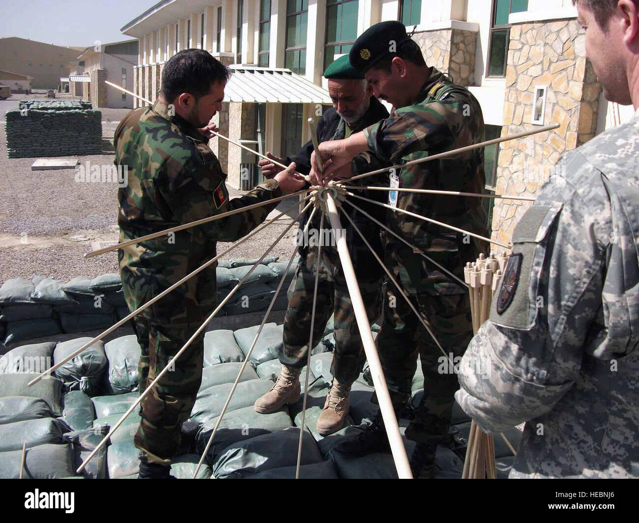 100405-F-8472N-001KABUL, Afghanistan--Sgt. Abdul Majid, Sgt. Rahman Ghul und CPT. Mohammad Hashim montieren einer neuen VHF / UHF radio Antenne für die Kommandozentrale der Afghan National Army Air Corps (ANAAC) auf der Basis von ANAAC in Kabul, Afghanistan am 5. April 2010. (Foto: US-Luftwaffe Oberfeldwebel Leigh Newstead / veröffentlicht). Stockfoto