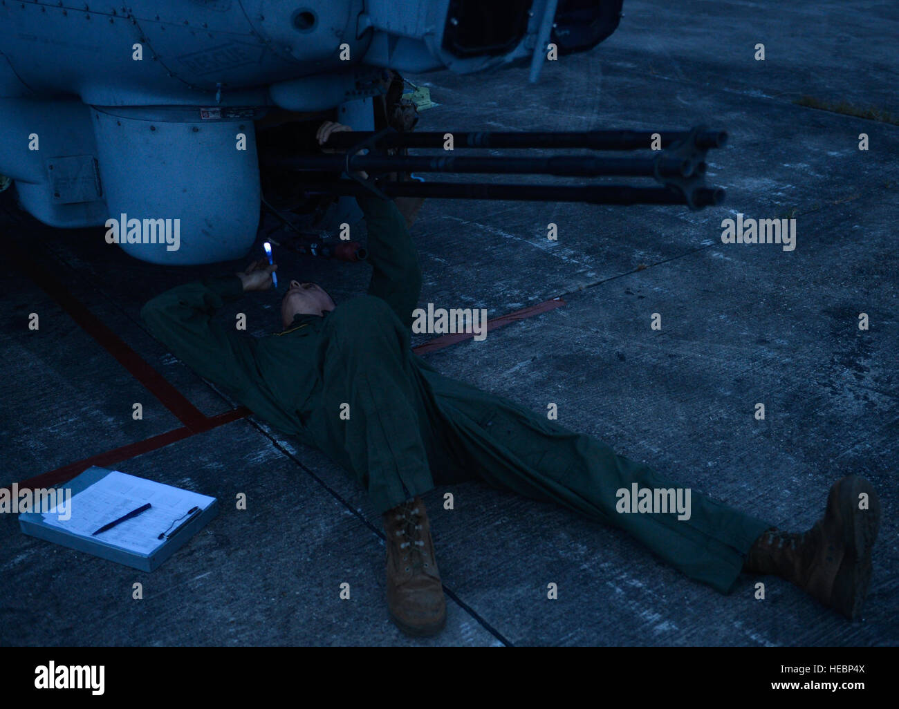 U.S. Marine CPL. Riley Schultz, Marine Hubschrauber Licht Angriff Geschwader 773 Ablösung A Ordnance Techniker, basierend auf Naval Air Station Joint Reserve Base New Orleans, führt einen Preflight-Waffen-Scheck auf eine M197-20mm-Gatling-Kanone angebracht zu einer AH-1W-PKW während der Übung Southern Strike 15 (SS15) an der Naval Air Station gemeinsame Reserve Base New Orleans, Louisiana, 6. November 2014. SS15 ist eine Gesamtkraft, multiservice Trainingsübung, veranstaltet von der Mississippi National Guard Combat Readiness Training Center von 27 Okt. bis 7. November 2014. Die SS15 Übung betont Luft/Luft-, Boden-Luft-ein Stockfoto