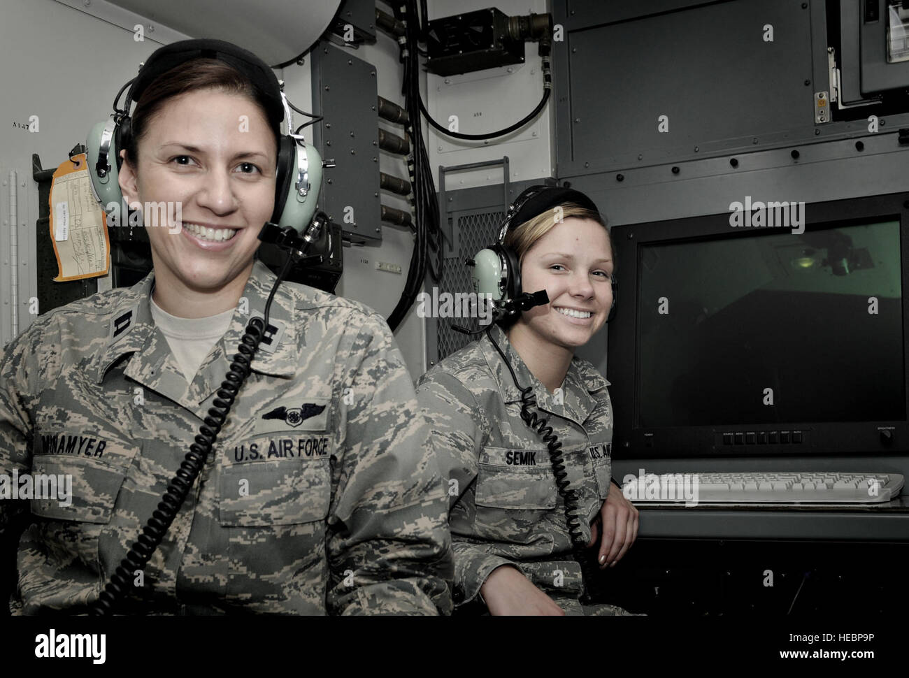 SPANGDAHLEM AIR BASE, Deutschland – Capt Danielle Minamyer, links, 606th Air Control Squadron Seniorchef; und Flieger 1. Klasse Leah Semik, 606th ACS-Überwachung-Techniker, posieren für ein Foto in ihren Arbeitsplatz hier März 8. Captain Minamyer ist aus Tucson, Arizona, und wurde sechs Jahre bei der Luftwaffe. Airman Semik ist aus Memphis, Michigan, und seit zwei Jahren in der Air Force. (US Air Force Foto/Staff Sgt. Benjamin Wilson) Stockfoto