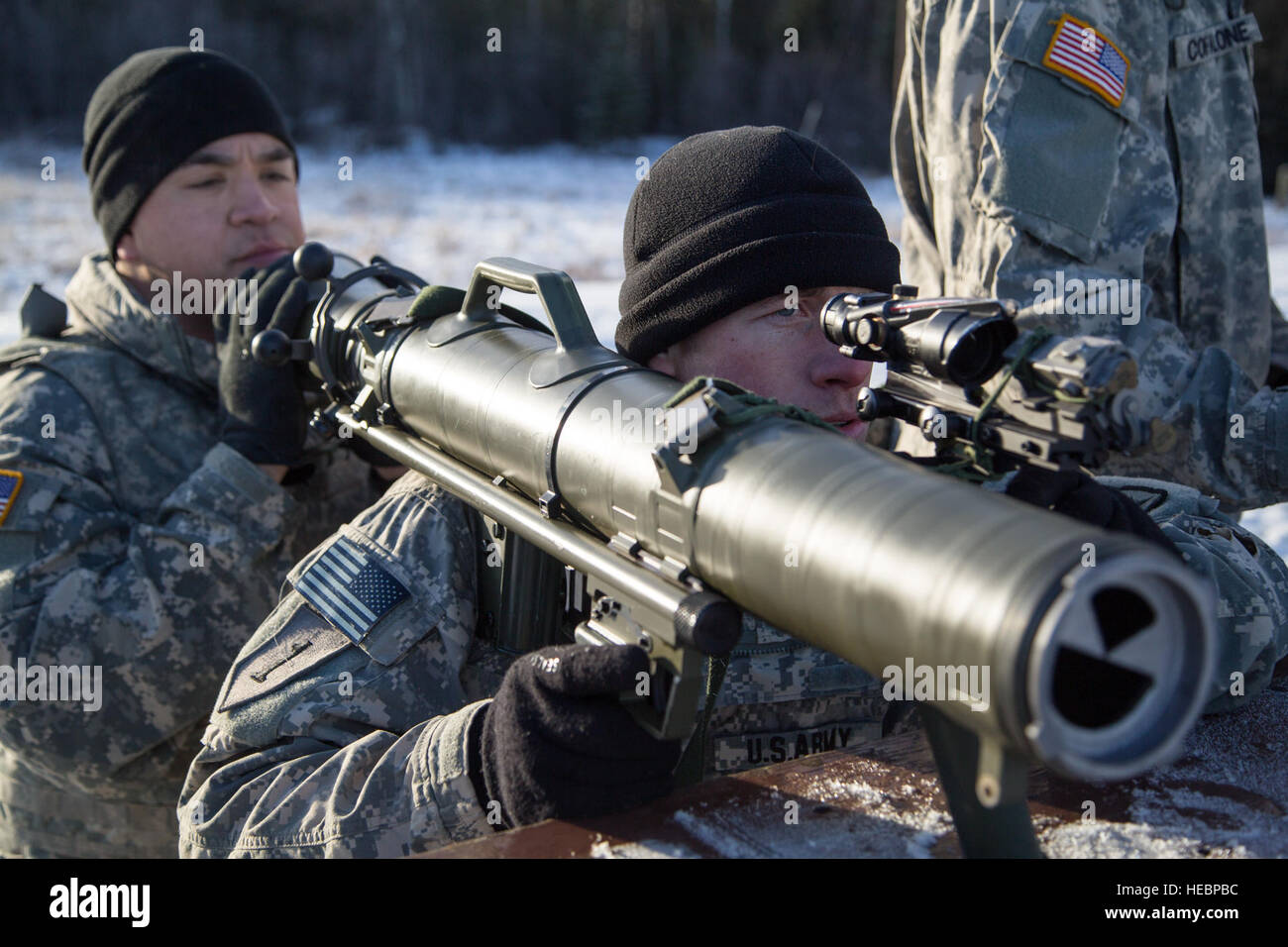 Staff Sgt Justin Heptas, rechts, und Spc. Anthony Alfaro, zugewiesene Baker Company, 3. Bataillon, 509. Fallschirm-Infanterie-Regiment, 4th Infantry Brigade Combat Team (Airborne) 25. Infanterie-Division, U.S. Army Alaska, ein Carl Gustaf rückstoßfreie Waffe System kalibrieren in scharfer Munition Ausbildung bei Joint Base Elmendorf-Richardson, Alaska, 1. November 2016.  Carl Gustaf ist eine tragbare, Bruch-Loading, 84mm rückstoßfreie Waffe zerstören gepanzerte Ziele von bis zu 700 Meter entfernt. Heptas und Alfaro sind Eingeborenen von Manitowoc, Wisconsin, USA und Fayetteville, NC, beziehungsweise. (US Air Force phot Stockfoto