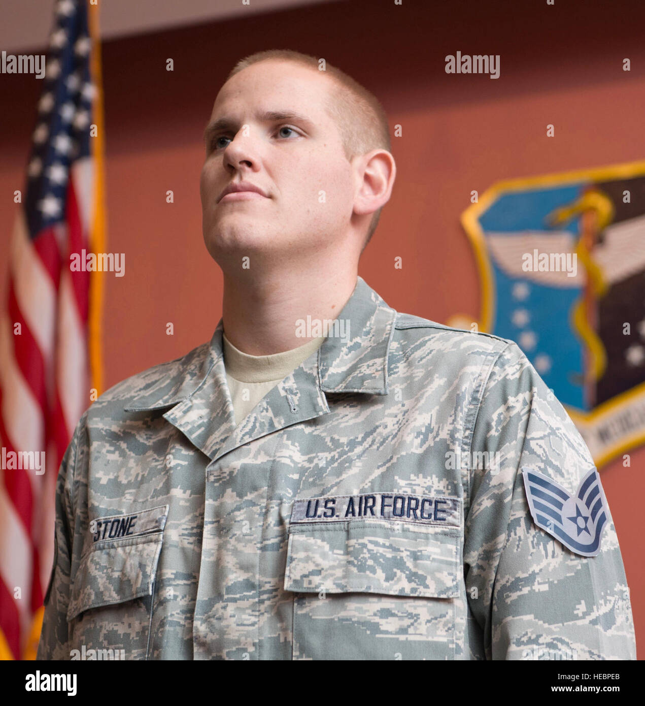 Staff Sgt Spencer Stone, 60. medizinische Operations Squadron Medizintechniker, hört zu, wie die Verantwortlichkeiten der Unteroffiziere Angebote im Rahmen einer Promotion-Zeremonie auf Travis Air Force Base in Kalifornien, 30. Oktober 2015 gelesen werden. Nach seiner Beförderung zum senior Airman Minuten früher wurde Stein zum Feldwebel im Auftrag von Air Force Chief Of Staff General Mark A. Welsh III befördert. Gemäß Bedienungsanleitung Air Force 36-502 hat Chef des Stabes der Luftwaffe die Befugnis, jedes eingetragene Mitglied in die nächsthöhere Besoldungsgruppe zu fördern. Stein wurde der Empfänger der die seltene Ehre follo Stockfoto