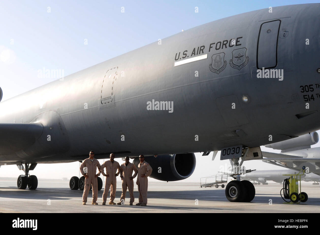 (Von links nach rechts) 1. Lt. Jason Brown, Tech Sgt. Elton Phew, Kapitän Jon Cato und Staff Sgt Michael Smith. 908th Expeditionary Air Refueling Squadron, KC-10 Extender Crew, bereiten Sie für einen historischen Flug, Februar 29. Alle schwarzen Crew fliegt zusammen zur Feier des African-American History Month Hommage an der Tuskegee Airmen, die den Weg geebnet. Smith wird bereitgestellt von McGuire AFB, New Jersey, und stammt aus Baltimore. Cato wird bereitgestellt von Travis AFB, Kalifornien, und Hagel aus Raleigh, NC Brown ist von McGuire AFB, N.J., bereitgestellt und hagelt von Arvada, Colorado uff von McGuire AFB bereitgestellt wird, Stockfoto