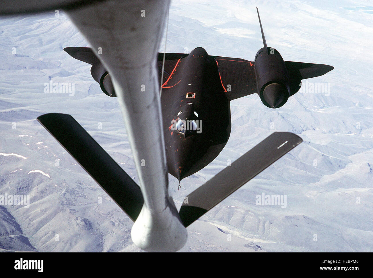 Ein SR-71A strategische Aufklärer verbindet mit der Bremsschirm eines KC-135Q Betankung Craft.  Die SR-71 Blackbird inoffiziell genannt. Stockfoto