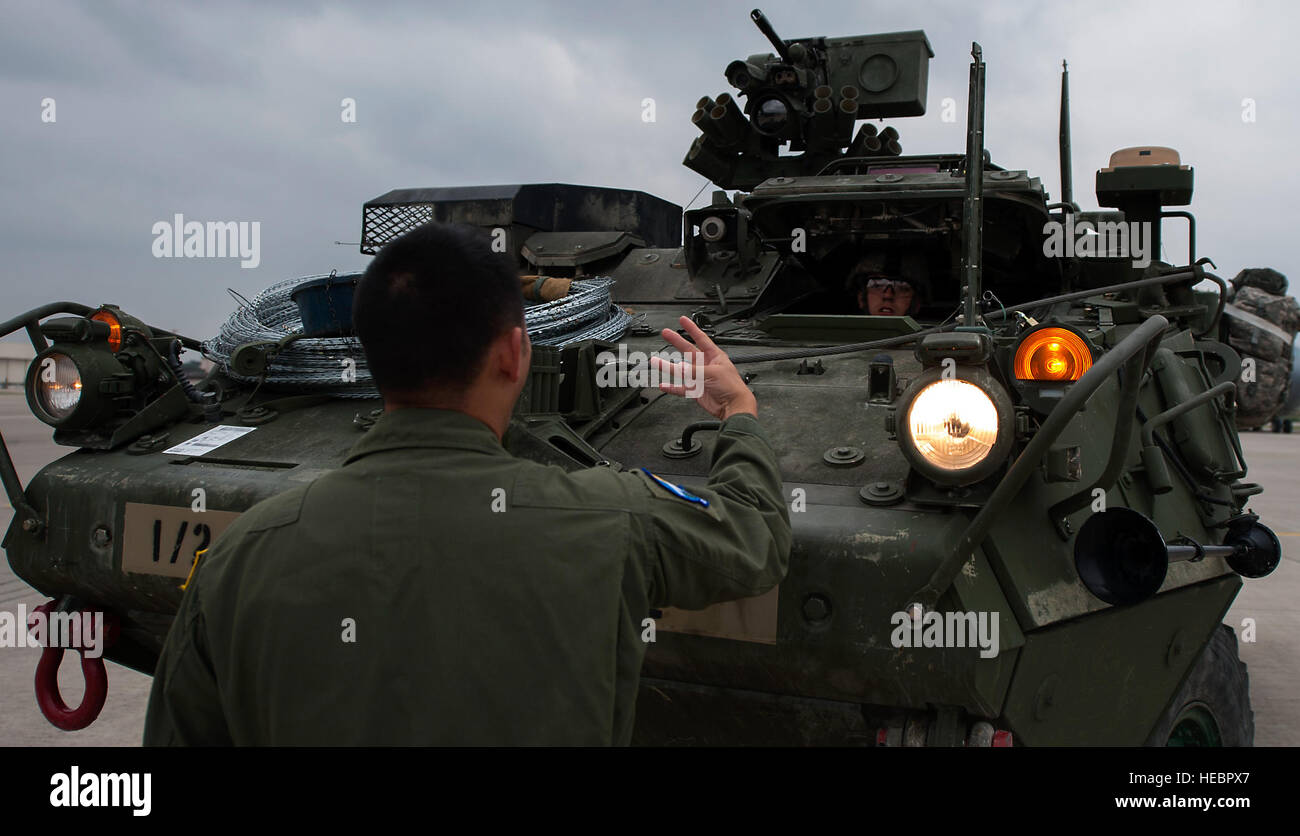 US Air Force Staff Sgt Quan Vu, 7. Airlift Squadron Loadmaster weist US Armee Pfc. Austin Hurrelbrink, 2. Kavallerie-Regiment Soldaten auf korrekten Verfahren beim Laden einer Stryker in einer c-17 Globemaster III zur Unterstützung standhaft Javelin II auf Ramstein Air Base, Deutschland, 2. September 2014. Der Übung Steadfast Javelin II Features die eine Reihe von dynamischen Events der multinationalen Kräfte in Luftlandeoperationen, konventionelle Kriegsführung Szenarien als auch Stabilität und defensiven Operationen und Unterstützung der zivilen Behörden Operationen herausfordern. (U.S. Air Force Photo/Senior Airman Damm Stockfoto