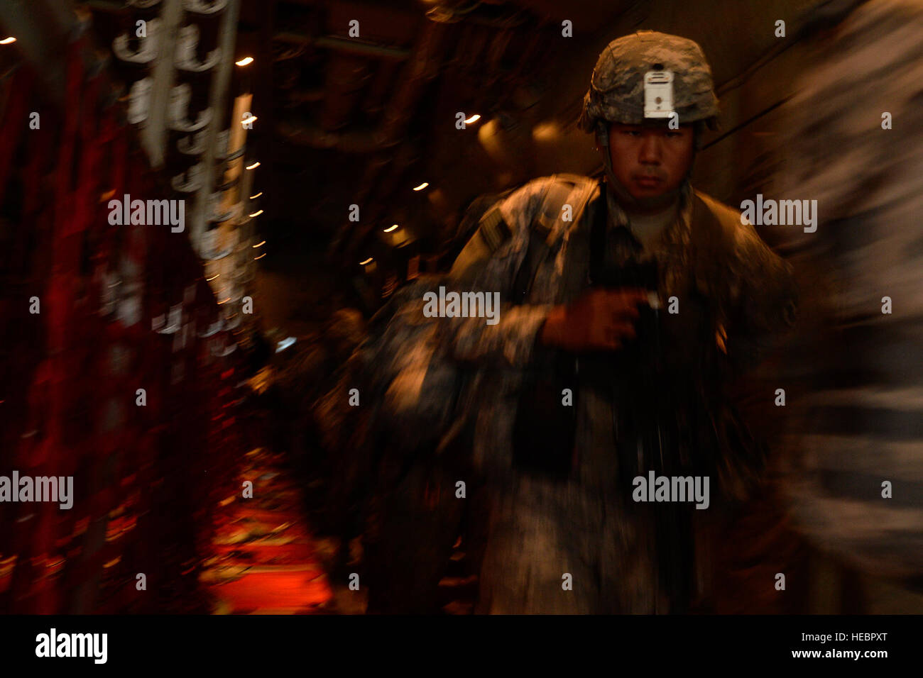 US-Armeesoldaten aus der 173rd Airborne Brigade Combat Team entladen aus einer C-130J Super Hercules von 146 Airlift Wing 7. September 2014, auf Ramstein Airbase, Deutschland, während der Übung Steadfast Javelin.  Standhaft Javelin II ist eine NATO-Übung mit mehr als 2.000 Truppen aus neun Nationen und findet in Estland, Deutschland, Lettland, Litauen und Polen. Die Übung konzentriert sich auf die Erhöhung der Interoperabilität und Synchronisierung komplexe Operationen zwischen Alliierten Luft und Bodentruppen durch Luft und Luft-Angriff Missionen. (US Air Force Foto von Tim Chacon/freigegeben) Stockfoto