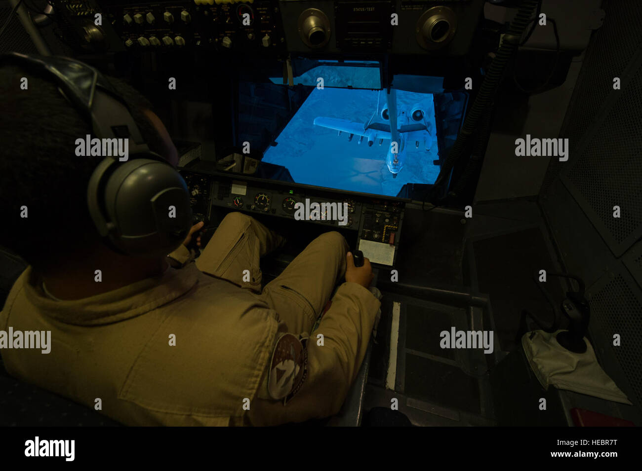 Ein KC-10 Extender-Betankungsboomer stabilisiert den Boom, um eine A-10 Thunderbolt II von der 75th Expeditionary Fighter Squadron über Nordostafghanistan am 2. April 2014 zu tanken und dabei Koalitionsflugzeuge während einer ausgedehnten Mission zu unterstützen. Stockfoto