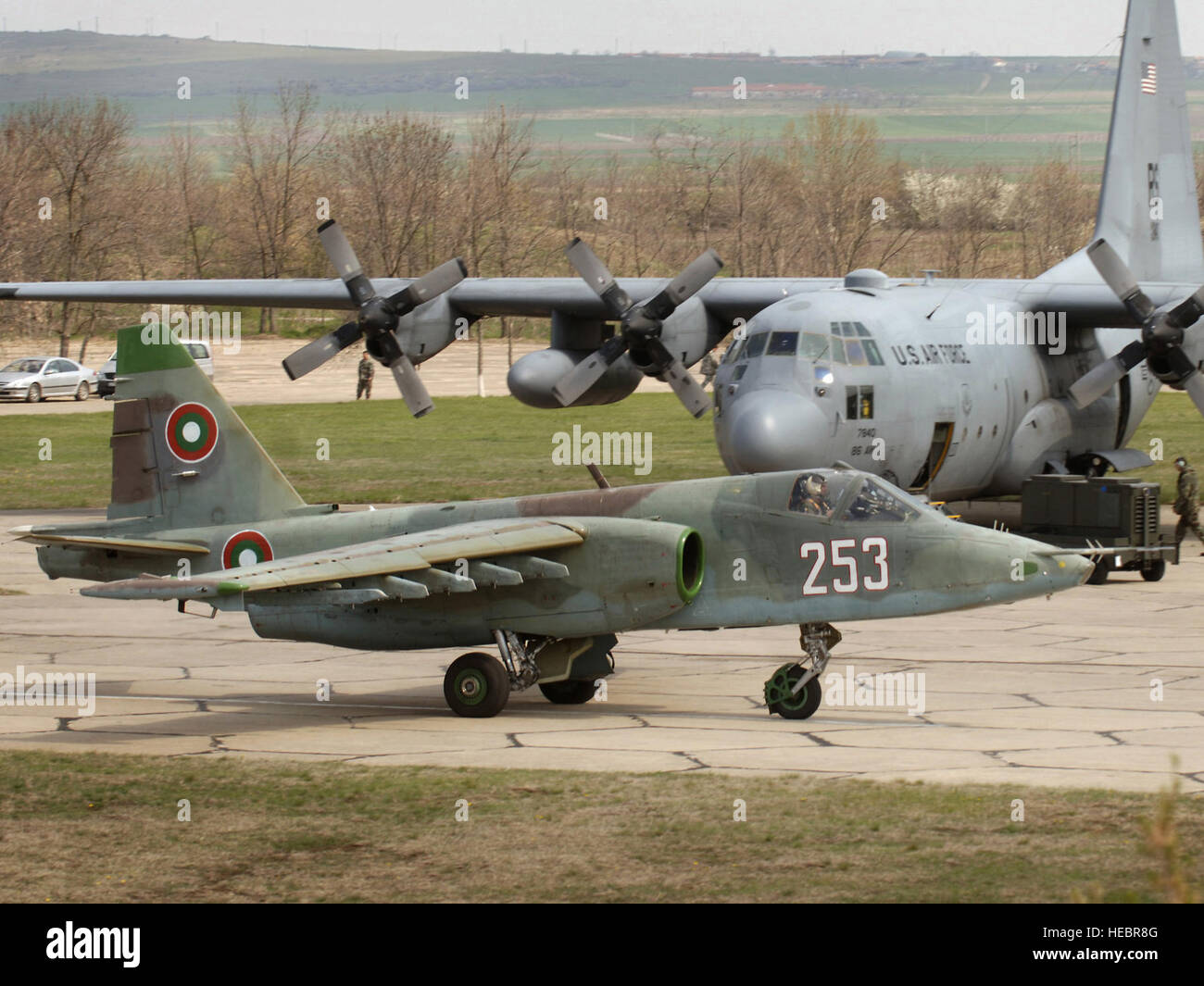 Eine bulgarische Luftwaffe Flugzeuge SU-25 Frogfoot taxis vorbei ein US Air Force C-130E Hercules-Flugzeuge in Bezmer Aviation Base, Bulgarien, 31. März 2008, vor dem Fliegen eines Ausfall für Übung thrakischen Frühjahr 2008. Die jährlichen bilateralen Übung zwischen den USA und Bulgarien schult und verbessert die Interoperabilität zwischen den beiden Nationen. (Foto: U.S. Air Force Master Sergeant Scott Wagers) (Freigegeben) Stockfoto