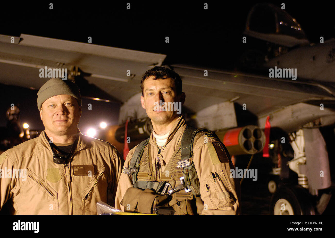 Die 75th Expeditionary Fighter Squadron führte am 20. Februar eine enge Luftunterstützungsmission über dem Bagram Air Field in Afghanistan durch, bei der Koalitionstruppen und Bodenoperationen mit A-10 Thunderbolt II-Flugzeugen unterstützt wurden. Stockfoto