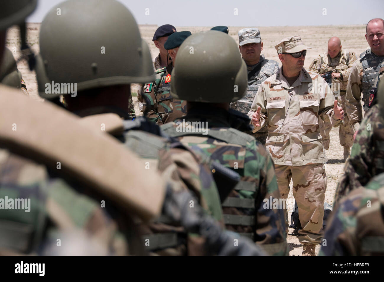 100527-F-1020B-029-Kabul - Admiral James G. Stavridis, Supreme Allied Commander, Europa und Kommandant, United States European Command, Vorträge, Afghan National Army Auszubildende bei Kabul Military Training Center 27. Mai 2010. Die Auszubildenden, beide Offiziere angeworben, in Woche vier natürlich ihre Advanced Combat sind und lernen, wie man als eine geschlossene Einheit zu arbeiten. (US Air Force Foto von Staff Sgt. Sarah Brown/freigegeben) Stockfoto