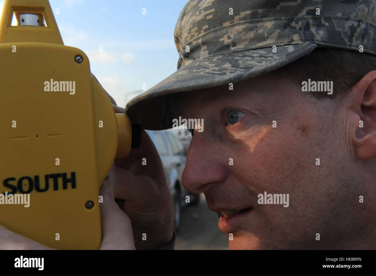 Master Sgt. Jerome Oliver, 732. Expeditionary Bauingenieur-Geschwader Operationen Superintendent, nutzt ein Umfrage-Tool zum Anzeigen der zukünftigen Website einer neuen Schule. Jerome, ein Eingeborener von Aurora Ind. wird bereitgestellt von Tyndall Air Force Base, Florida Stockfoto