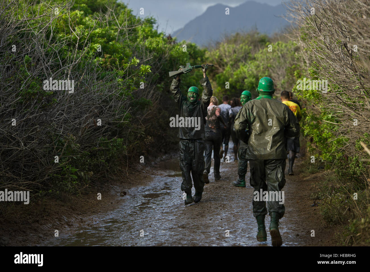Tausende von Konkurrenten versammeln sich zur Teilnahme an der 19. jährliche "Sumpf toben,' 16. Februar 2013, an der Marine Corps Base Hawaii in Kaneohe Bay, Kailua, Hawaii. Der Sumpf toben ist ein jährliche Team Laufveranstaltung, die eine der 11 Rennen, aus denen sich die Marine Corps Base Hawaii, befehlshabender Offizier Fitness Serie. Das Rennen ist auch bekannt als die schmutzigste Rennen des Jahres ist für die Öffentlichkeit zugänglich und bringt Militärangehörige und Zivilisten aus der Gemeinschaft in sechs-Personen-Teams für eine anspruchsvolle fünf-Meile über und unter Hindernissen durch Schlamm und Dreck, der Nu'upia Teiche und Fort-Hase-Strand hinunter laufen. (Abfahrt Stockfoto