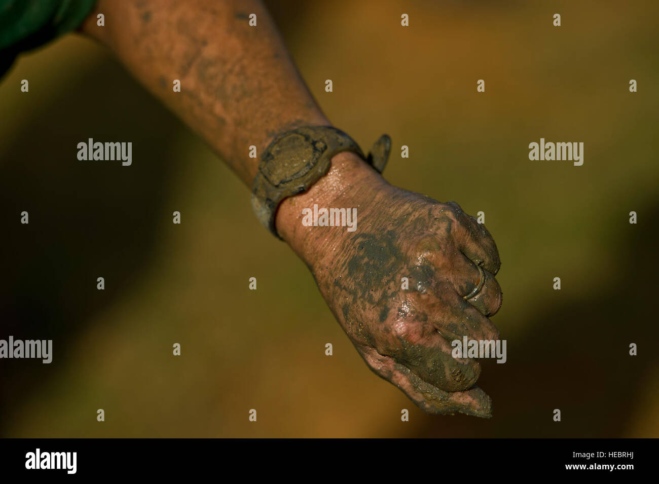 Tausende von Konkurrenten versammeln sich zur Teilnahme an der 19. jährliche "Sumpf toben,' 16. Februar 2013, an der Marine Corps Base Hawaii in Kaneohe Bay, Kailua, Hawaii. Der Sumpf toben ist ein jährliche Team Laufveranstaltung, die eine der 11 Rennen, aus denen sich die Marine Corps Base Hawaii, befehlshabender Offizier Fitness Serie. Das Rennen ist auch bekannt als die schmutzigste Rennen des Jahres ist für die Öffentlichkeit zugänglich und bringt Militärangehörige und Zivilisten aus der Gemeinschaft in sechs-Personen-Teams für eine anspruchsvolle fünf-Meile über und unter Hindernissen durch Schlamm und Dreck, der Nu'upia Teiche und Fort-Hase-Strand hinunter laufen. (Abfahrt Stockfoto