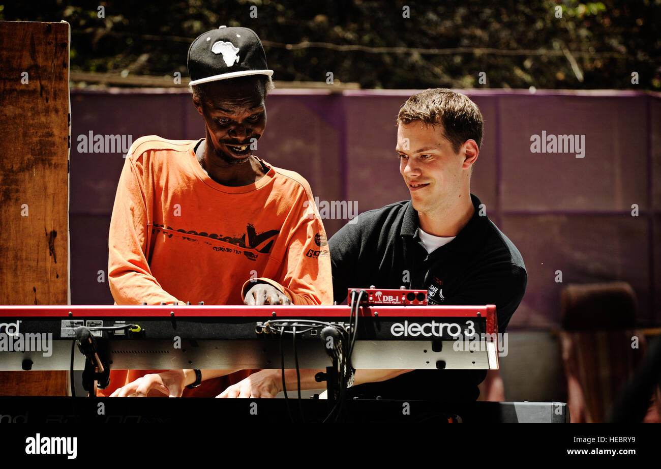 Senior Airman Mike Mitchell, US Air Forces in Europa und Afrika Air Force Band Keyboarder, verdoppelt sich auf der Tastatur mit einem senegalesischen Musiker während eines Konzerts in Dakar, Senegal, 14. Juni 2014, in einem lokalen kulturellen Zentrum. USAFE-AFAFRICA Flieger sind im Senegal für afrikanische Partnerschaft Flug, ein Programm zur Verbesserung der Kommunikation und Interoperabilität zwischen regionalen Partnern in Afrika. Die Band spielt mehrere Locations in der Umgebung, Kindern und Musikern durch die universelle Sprache der Musik zu begeistern. (Foto der US Air Force / Staff Sgt Ryan Crane) Stockfoto