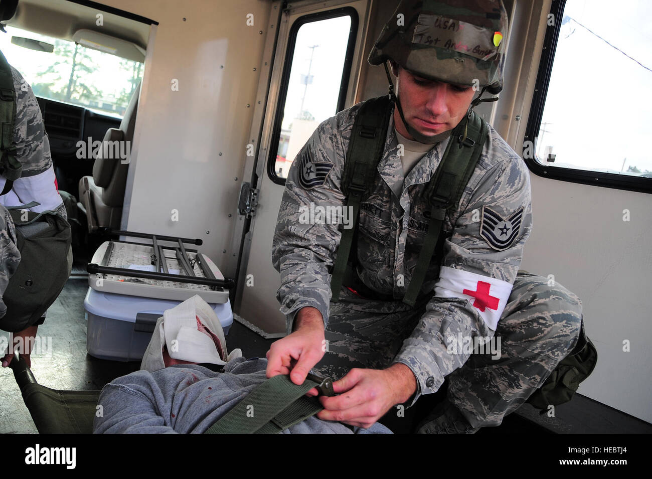 US Air Force Tech SGT Andrew Garrett, 4. medizinische Support Squadron Medic, strafft den Gurt auf einen Wurf während operativer Bereitschaft Übung Coronet Krieger 12-06, an einer simulierten bereitgestellte Position auf Seymour Johnson Air Force Base, North Carolina, 18. Dezember 2012. Mediziner müssen sicherstellen, dass ihre Patienten sicher auf den Wurf vor dem Transport ins Krankenhaus ist. (U.S. Air Force Photo/Flieger 1. Klasse Aubrey weiß/freigegeben) Stockfoto