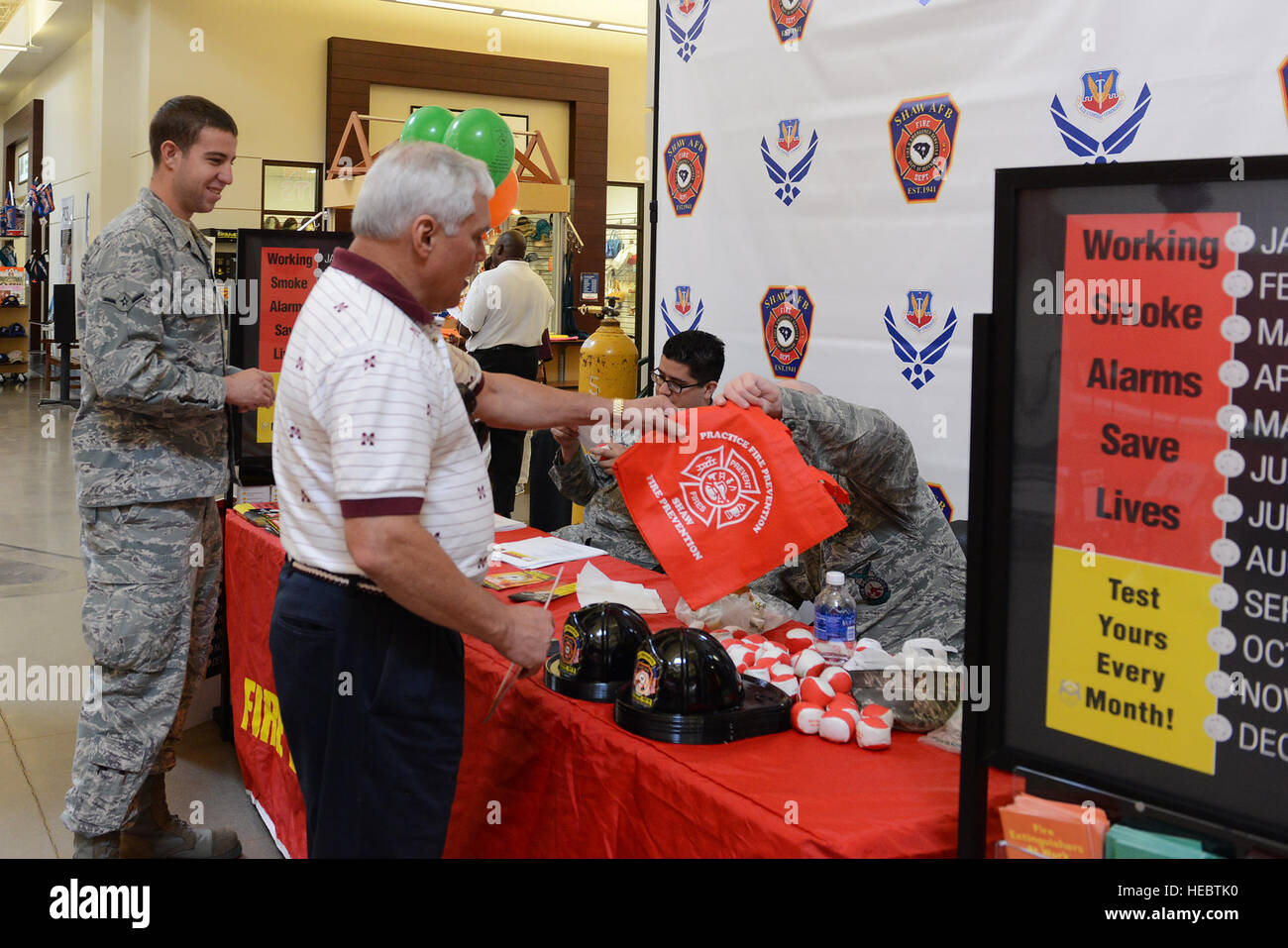 Shaw Teammitglieder abholen Erinnerungsstücke an Shaw Air Force Base Emergency Services Display für eine Fire Prevention Woche Kampagne auf Shaw Air Force Base, S.C., 6. Oktober 2014. Highlights der diesjährigen nationalen Kampagne "Arbeit Rauch Alarm Leben retten: Testen Sie jeden Monat." (Foto: U.S. Air Force Airman 1st Class Diana M. Cossaboom/freigegeben) Stockfoto