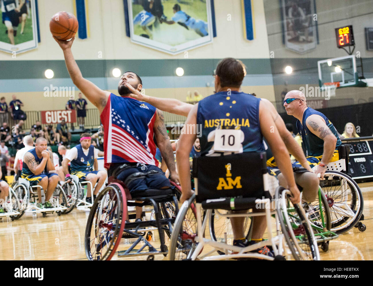 160506-F-WU507-013: Team U.S. und Team Australien konkurrieren in einem Rollstuhl Basketball vorläufige bei den ESPN Wide World of Sports complex in Walt Disney World, Orlando, Florida, 6. Mai 2016. Fünfzehn Länder konkurrieren in den Spielen 2016 Invictus, und insgesamt drei Medaillen vergeben werden, im Rollstuhl-Basketball. Das Halbfinale und Finale für die Veranstaltung statt findet am 12 Mai. (US Air Force Foto von Senior Master Sergeant Kevin Wallace/freigegeben) Stockfoto