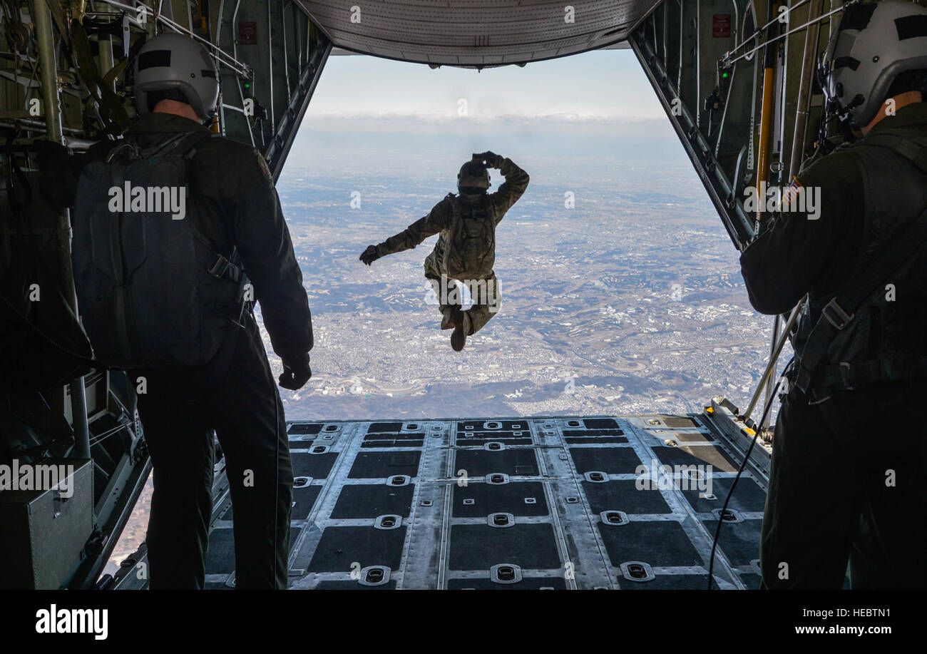 Techn. Sgt. Benjamin Jonas, 374th Operations Support Squadron überleben, Steuerhinterziehung, Widerstand und Flucht Operationen NCO verantwortlich, springt aus einer c-130 Hercules während des Fluges über Yokota Air Base, Japan, 2. März 2016. Während die Höhen-, Low-Eröffnung Airdrop Jonas von 10.000 Fuß in die Luft sprang und Fallschirm an der Basis. (U.S. Air Force Photo/Senior Airman David Owsianka) Stockfoto