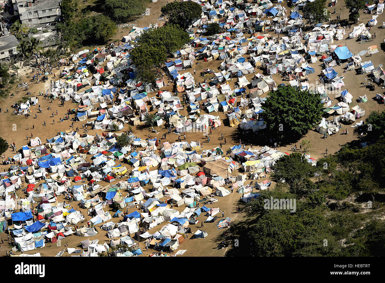 16. Januar 2010, ist hier dargestellt eine Luftaufnahme der Innenstadt von Port-au-Prince, Haiti. Behelfsmäßige Behausungen sind in offenen Standorten die Verwüstung, die nach einem Erdbeben der Stärke 7,0 12. Januar 2010 errichtet. (US Air Force Foto von Master Sgt. Jeremy Lock/freigegeben) Stockfoto
