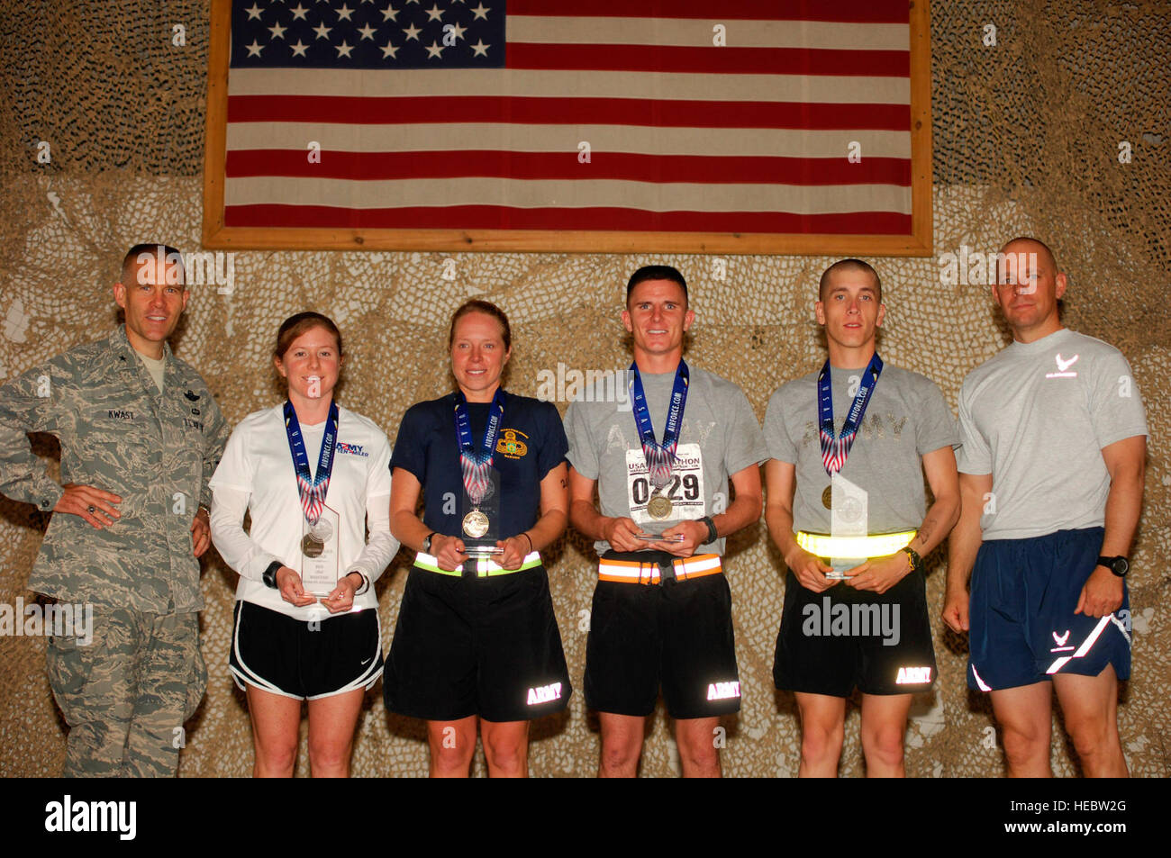 Army Captain Amy Bourie, dritte von links, ein Richter Advocate General mit der 16. Military Police Brigade, serviert mit Task Force Protector steht mit ihrer Trophäe nach dem Gewinn der Frauen Abteilung der Luftwaffe Halbmarathon am Flugplatz Bagram, Afghanistan statt. (Foto von Air Force Tech Sgt John Jung, Unteroffizier verantwortlich, 455. Air Expeditionary Wing Public Affairs) Stockfoto