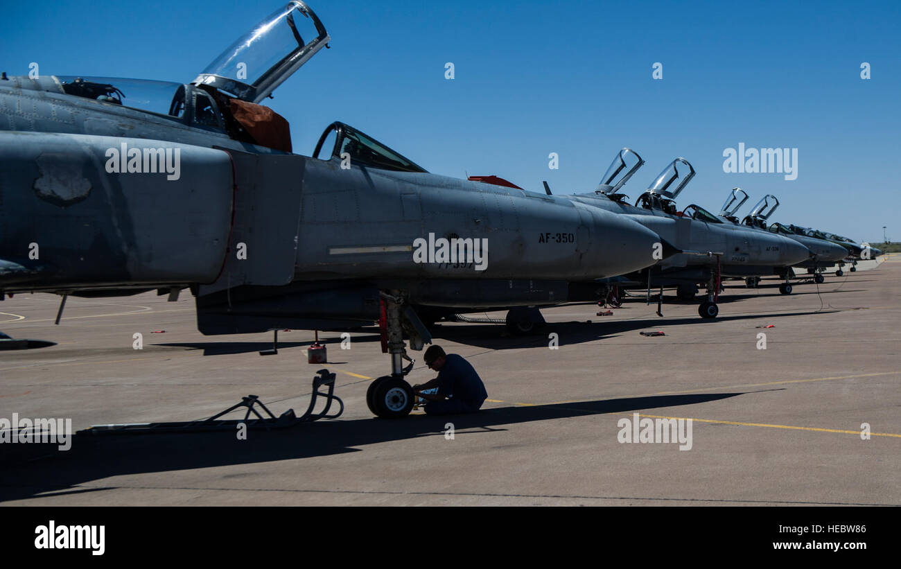 Eine QF-4 Drohne, die aus dem pensionierten F-4 Phantom II umgebaut wurde, wird auf der Holloman Air Force Base in New Mexico gewartet und dient als ferngesteuertes Ziel für Luft-Luft- und Boden-Luft-Waffentests und -Evaluierungen. Stockfoto