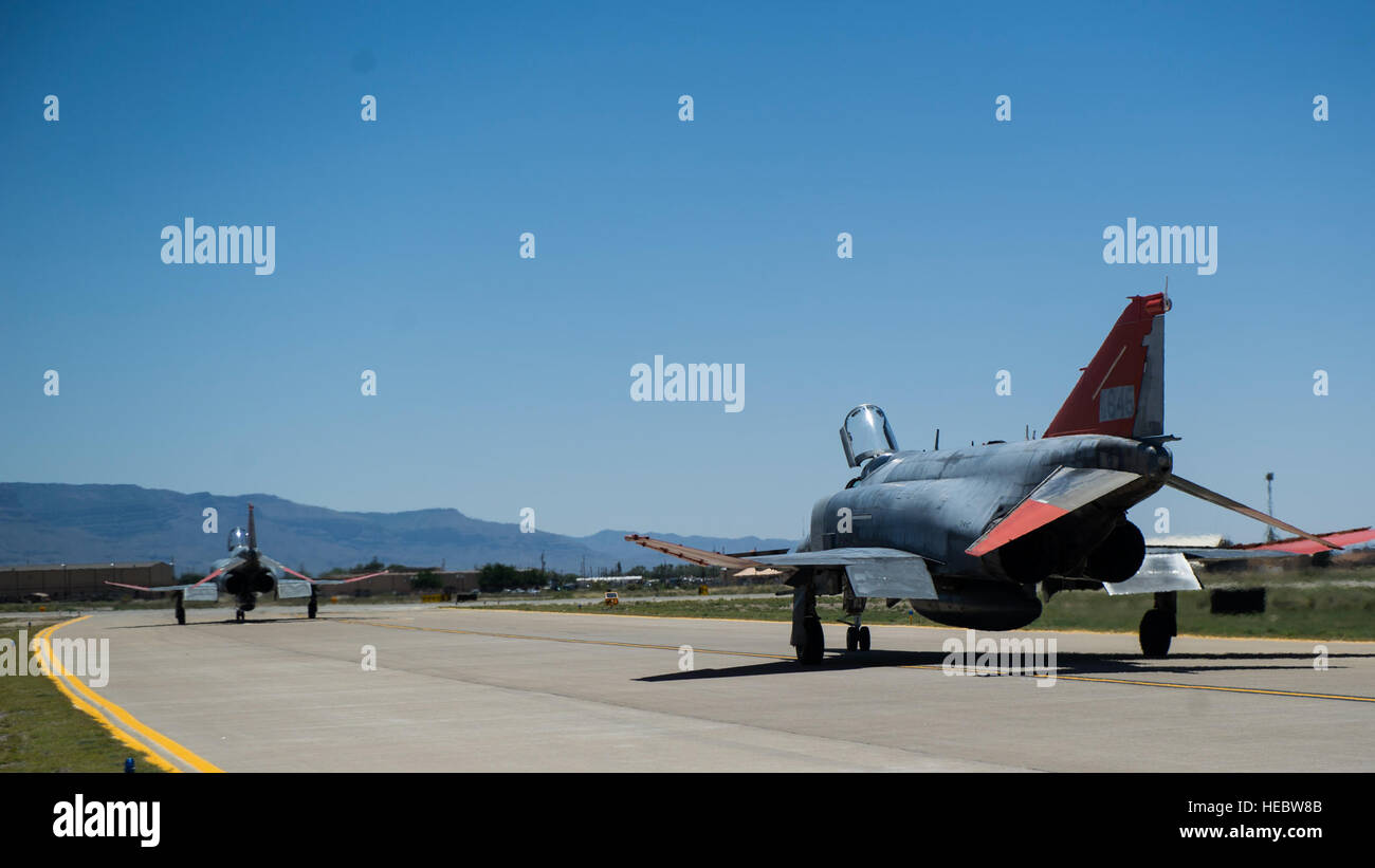 Zwei QF-4 Drohnen-Taxi auf den Laufsteg am 3. Juni 2015 in Holloman Air Force Base, N.M. Oberstleutnant Ronald King, 82. Aerial Target Squadron, Ablösung 1 Kommandant, flog der QF-4 für die erste Zeit Solo, was ihn des letzte Pilot bei der Air Force, die die QF-4 fliegen gelernt. Begleitet wurde er von James Harkins, zivile Pilot bei der 82nd ATRS, Det 1, der auch als des Königs Fluglehrer an der US Air Force Academy in den 1990er Jahren und Luke Air Force Base, Arizona, in den frühen 2000er Jahren. (Foto: U.S. Air Force Airman 1st Class Emily A. Kenney/freigegeben) Stockfoto