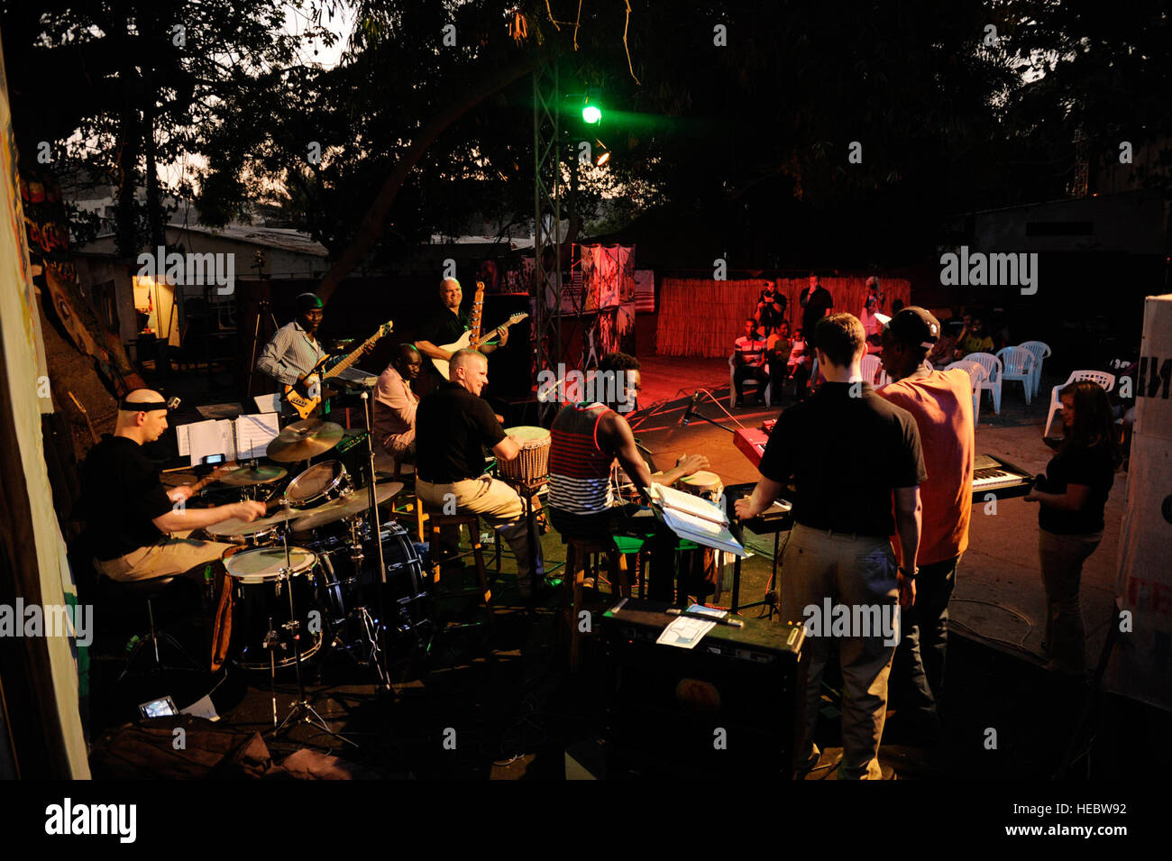 Mitglieder von US Air Forces in Europe und Air Forces Africa Afterburner Band spielen ein Konzert mit dem senegalesischen National Orchestra in Dakar, Senegal, 14. Juni 2014, an einem lokalen kulturellen Zentrum. USAFE-AFAFRICA Flieger sind im Senegal für afrikanische Partnerschaft Flug, ein Programm zur Verbesserung der Kommunikation und Interoperabilität zwischen regionalen Partnern in Afrika. Die Band spielt mehrere Locations in der Umgebung, Kindern und Musikern durch die universelle Sprache der Musik zu begeistern. (Foto der US Air Force / Staff Sgt Ryan Crane) Stockfoto