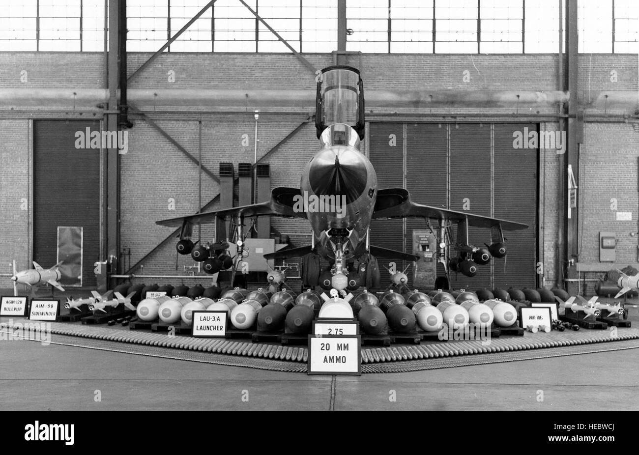 Republic F-105F-Flugzeug mit 20-mm-Kanonen, Raketen, Bullpup- und Sidewinder-Raketen, Bomben, LAU-3A-Trägerraketen, Flares, Spreu-Dispenser, und Panzer in seiner Rüstungskonfiguration fallen lassen. Stockfoto