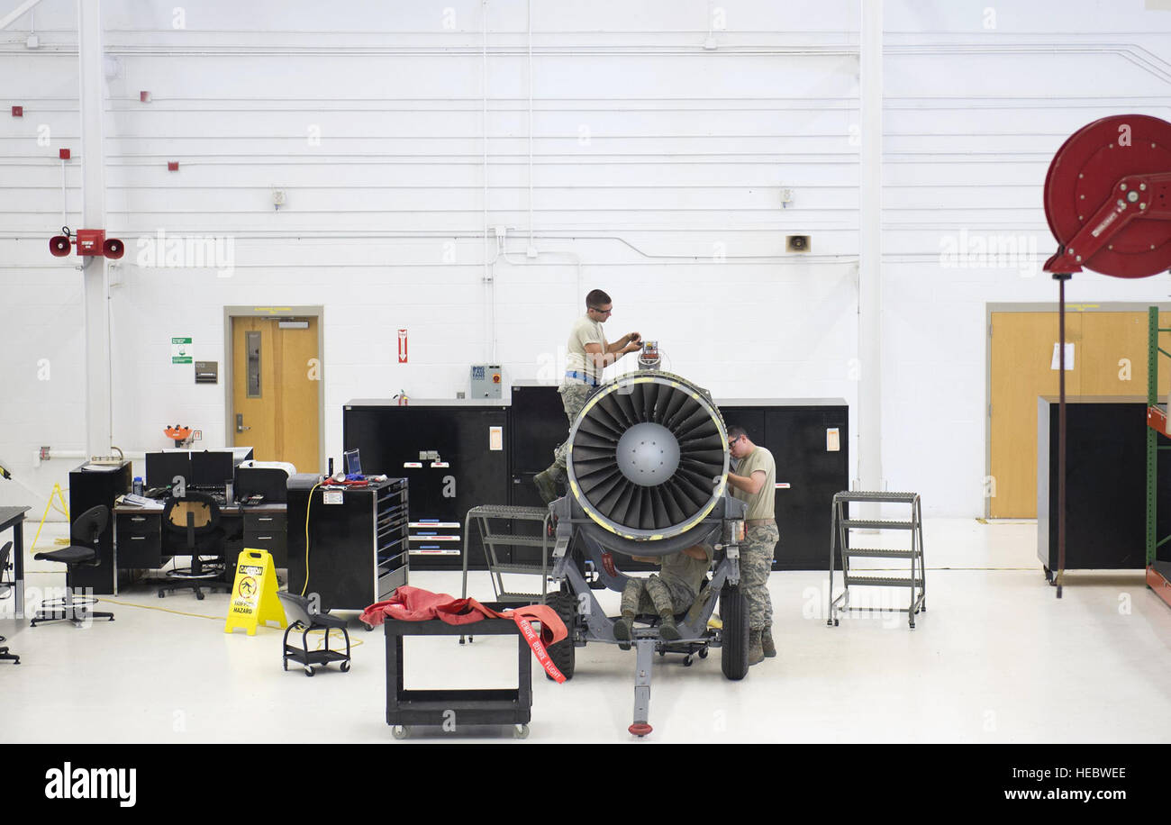 Am 27. Juli 2015 führte die 23rd Component Maintenance Squadron auf der Moody Air Force Base, Georgia, Wartungsarbeiten an TF-34-Triebwerken durch, die das A-10C Thunderbolt IIS der 74th und 75th Fighter Squadrons unterstützten. Stockfoto