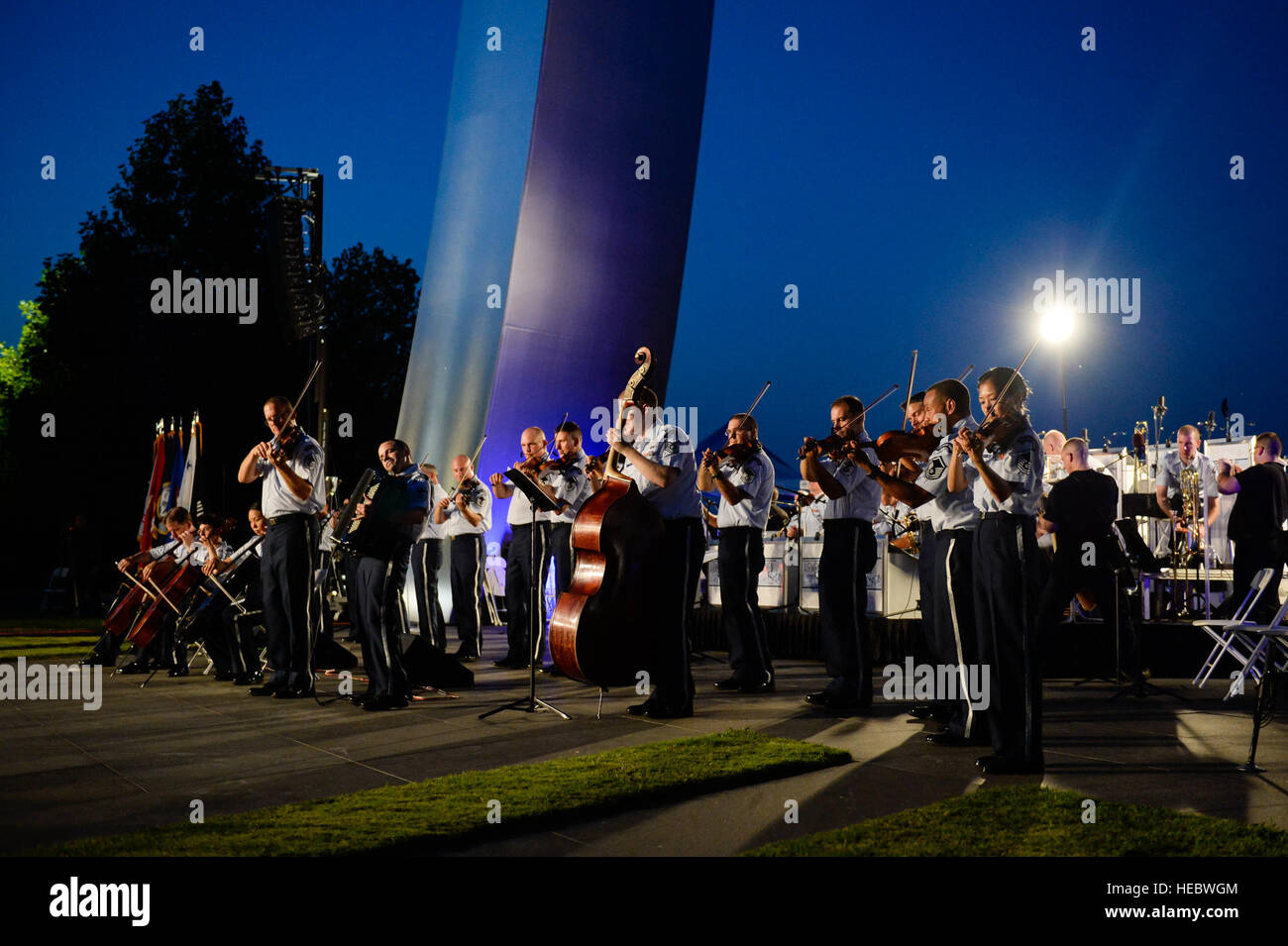 Die US Air Force Band führt in einem öffentlichen Konzert in der Air Force-Gedenkstätte zu Ehren der Veteranen des Vietnam Krieges 26. August 2016, in Arlington, Virginia vor dem Konzertbesuch, Air Force Unterstaatssekretär Lisa S. Disbrow und Chief Of Staff General Dave Goldfein begrüßt General Stephen W. Wilson, da der Dienst der neuen stellvertretender Chef des Stabes anlässlich eines Empfangs in Fort Myer Offiziers Club. (U.S. Air Force Photo/techn. Sgt. Joshua L. DeMotts) Stockfoto