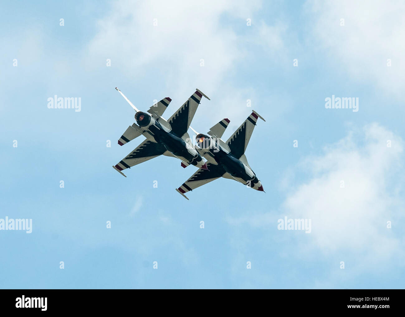 Major Jason Curtis und Captain Nicholas Eberling, Thunderbird solo-Piloten, fliegen über Kopf an der Delta-Formation im Herzen von Texas Training Airshow 5. Juni 2015, Waco, Texas. (Foto: U.S. Air Force Senior Airman Rachel Maxwell) Stockfoto