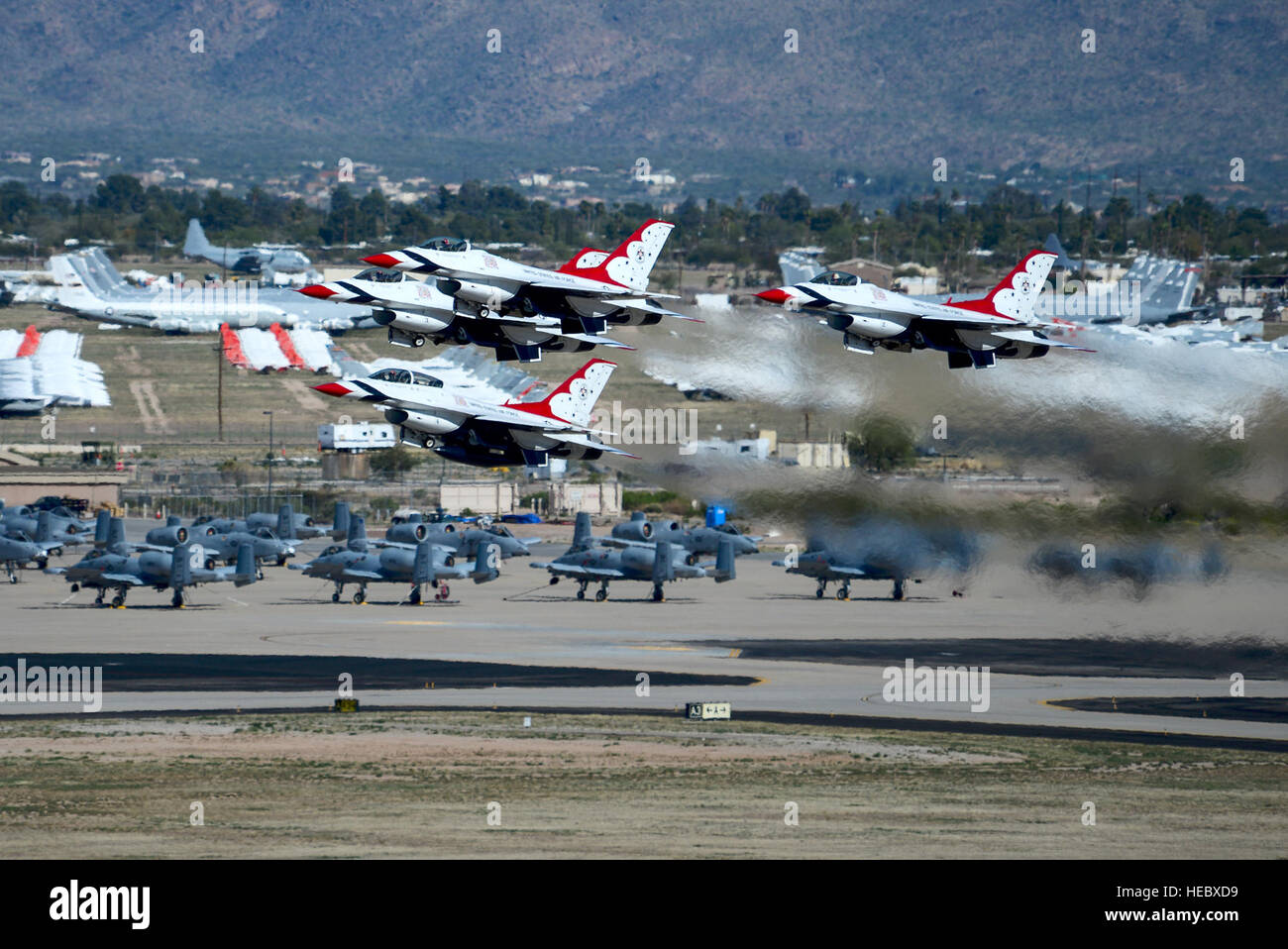 US Air Force Air Demonstration Squadron, die Thunderbirds, ausziehen, ihre Leistungen während der Blitz und Donner über Arizona Open House Veranstaltung in Davis-Monthan Air Force Base in Arizona, 12. März 2016 beginnen. Die einstündige Demonstration konnten Zuschauer Zeuge der präzise Manöver und Fähigkeiten durch diese f-16 Fighting Falcon Piloten ausgestellt. (US Air Force Foto von Senior Airman Chris Drzazgowski/freigegeben) Stockfoto