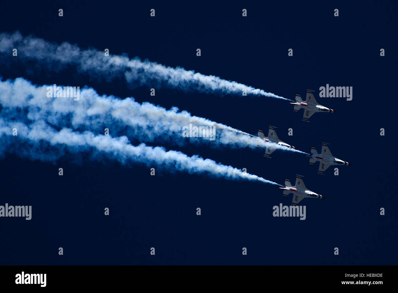 US Air Force Air Demonstration Squadron, die Thunderbirds, fliegen in einer Diamant-Formation bei Blitz und Donner über Arizona Open House Veranstaltung in Davis-Monthan Air Force Base in Arizona, 12. März 2016. Die einstündige Demonstration konnten Zuschauer Zeuge der präzise Manöver und Fähigkeiten durch diese f-16 Fighting Falcon Piloten ausgestellt. (US Air Force Foto von Senior Airman Chris Drzazgowski/freigegeben) Stockfoto