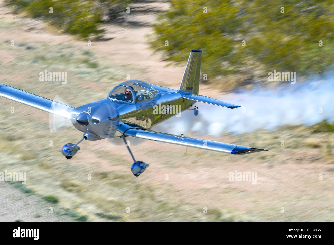 Joe Shetterly, Van der RV-8 Piloten, führt eine Kunstflug Demonstration während der Blitz und Donner über Arizona Open House bei Davis-Monthan Air Force Base in Arizona, 12. März 2016. Tag der offenen Tür vorgestellten Luftaufnahme Demonstrationen von verschiedenen Teams und zahlreiche statische wird angezeigt, in der Öffentlichkeit ein besseres Verständnis der Luftwaffe. (US Air Force Foto von Senior Airman Chris Massey/freigegeben) Stockfoto