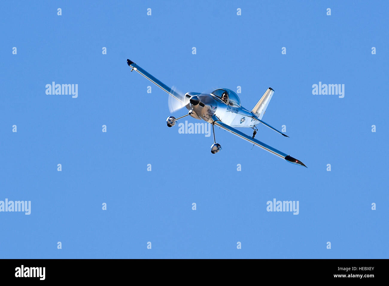 Joe Shetterly, Van der RV-8 Piloten, führt eine Kunstflug Demonstration während der Blitz und Donner über Arizona Open House bei Davis-Monthan Air Force Base in Arizona, 12. März 2016. Tag der offenen Tür vorgestellten Luftaufnahme Demonstrationen von verschiedenen Teams und zahlreiche statische wird angezeigt, in der Öffentlichkeit ein besseres Verständnis der Luftwaffe. (US Air Force Foto von Senior Airman Chris Massey/freigegeben) Stockfoto