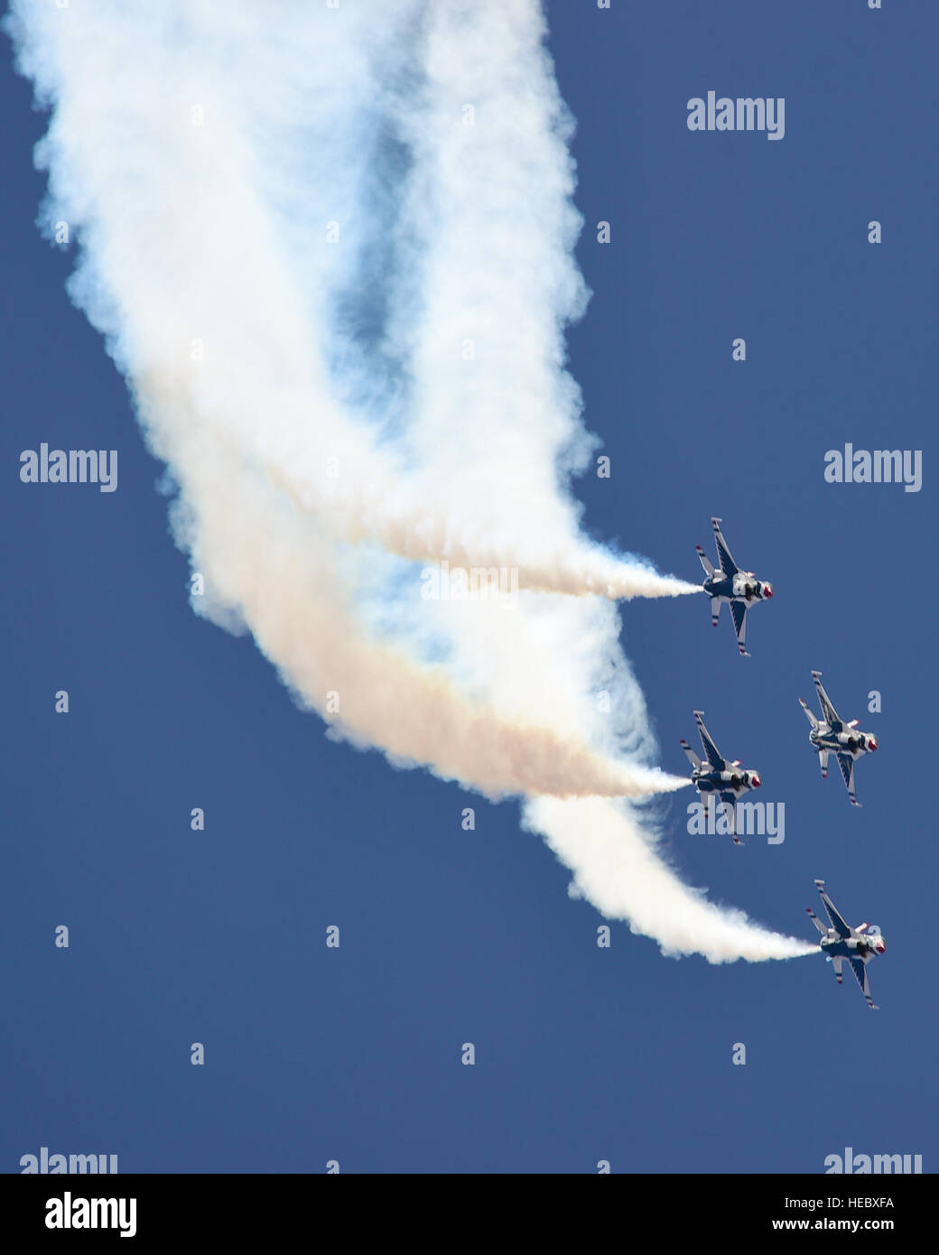 Vier f-16 Fighting Falcon Thunderbirds, von der US Air Force Air Demonstration Squadron, fliegen in einer Diamant-Formation bei Blitz und Donner über Arizona Open House bei Davis-Monthan Air Force Base in Arizona, 12. März 2016. Die kostenlose Veranstaltung vorgestellten Luftaufnahme Demonstrationen von verschiedenen Teams und zahlreiche Ausstellungen am Boden. (US Air Force Foto von Senior Airman Chris Massey/freigegeben) Stockfoto