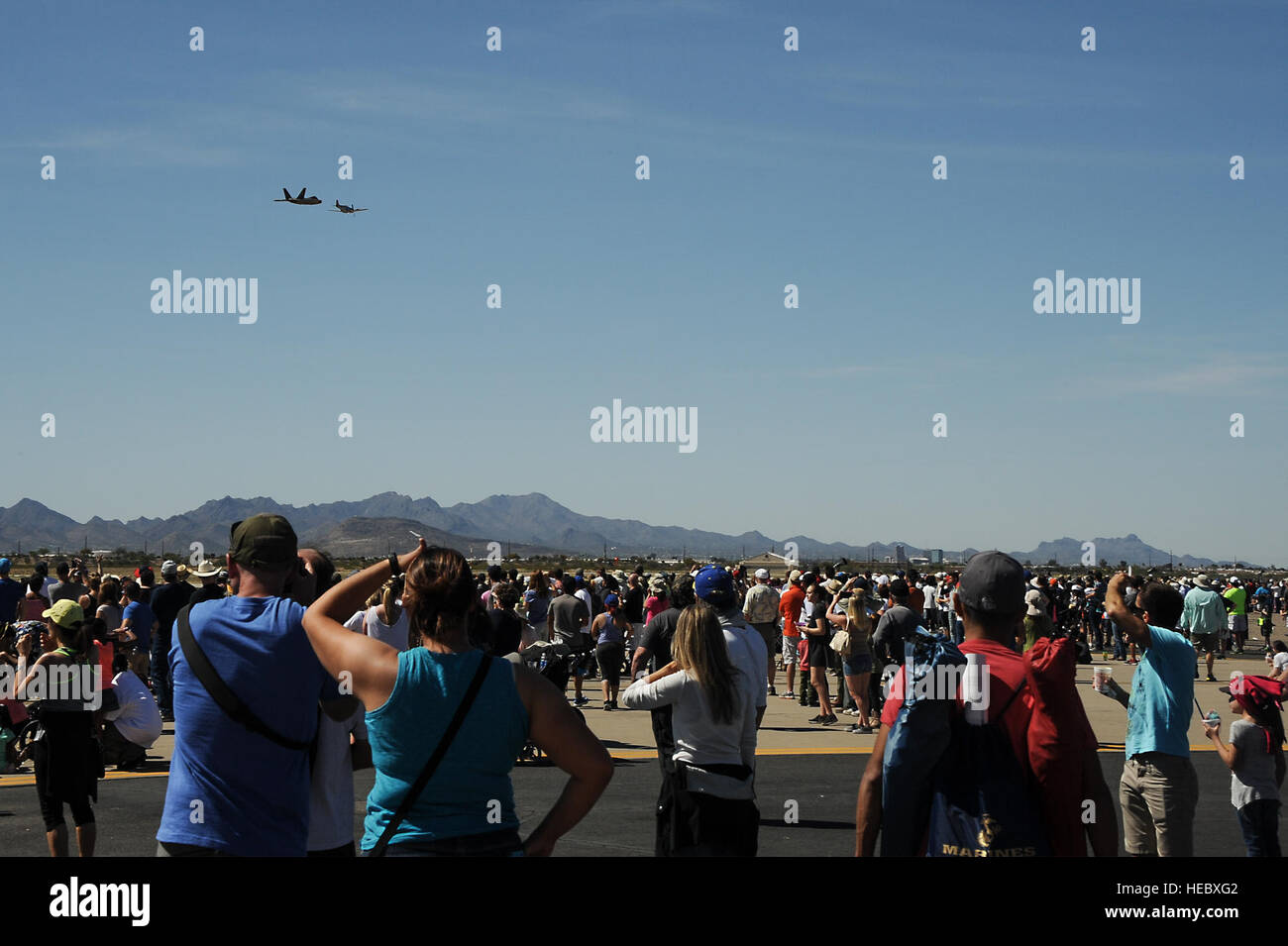 Ein US-Air Force f-16 Fighting Falcon und eine p-51 Mustang fliegen in Formation für ein "Erbe" Flugvorführung bei Blitz und Donner über Arizona Open House bei Davis-Monthan Air Force Base in Arizona, 13. März 2016. Tag der offenen Tür präsentiert militärische Luftmacht sowie gab den Community-Mitgliedern Gelegenheit zur Interaktion mit D-M-Flieger. Gab es 12 aerial Demonstrationen und 51 Flugzeugen statischen Displays präsentiert einen Tag. (Foto: U.S. Air Force Airman 1st Class Mya M. Crosby/freigegeben) Stockfoto