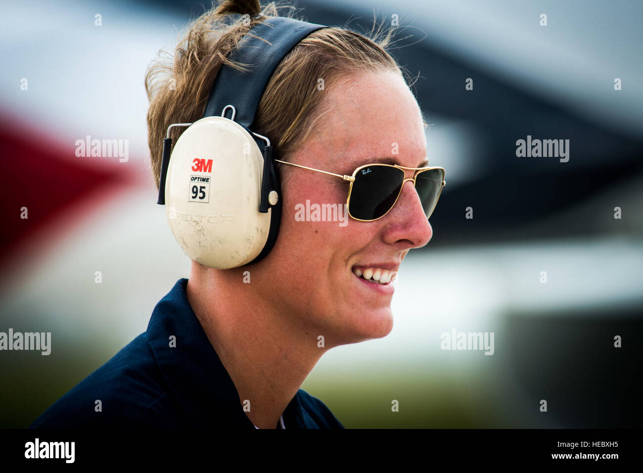 Staff Sgt Jessica Rivers, Thunderbird 4 Assistent gewidmet Crewchief, Oberflächen Vorabkontrolle prüft auf ihre Thunderbirds f-16 vor, für eine Praxis-Ausstellung in Waterloo, Iowa, 22. August 2014 abzuheben. (US Air Fore Foto/techn. Sgt. Manuel J. Martinez) Stockfoto